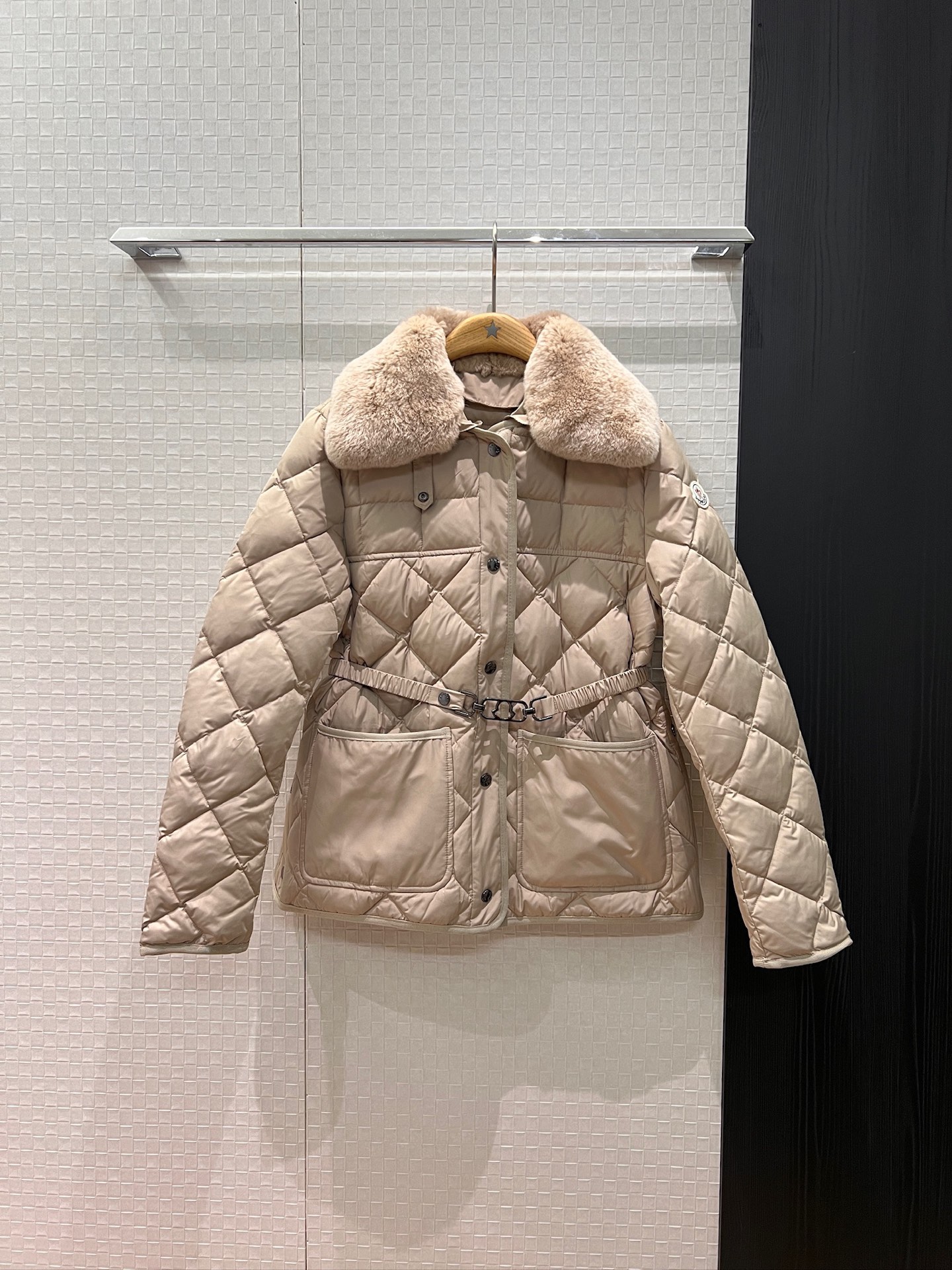 NO:590572,Comes with dust bag, new autumn and winter muzzle, fur collar two-wear design, elastic waistband to slim down the waist, rhombus down jacket, fur collar, detachable classic armband decoration, hardware accessories mold opening, 90 down and 10 feathers are essential for keeping warm, age-reducing and not picky, dark blue khaki 1-4,,Moncler,jackets & coats,down jacket,alexander wang19860909配防尘袋秋冬新款蒙口 毛领两穿设计 松紧腰带装饰收腰显瘦 菱格羽绒服外套 毛领可拆卸经典袖标装饰 五金配件开模 90羽绒10羽毛保暖必备 减龄不挑人 深蓝卡其 1-4,,Moncler,jackets & coats,down jacket,alexander wang,Women's clothing