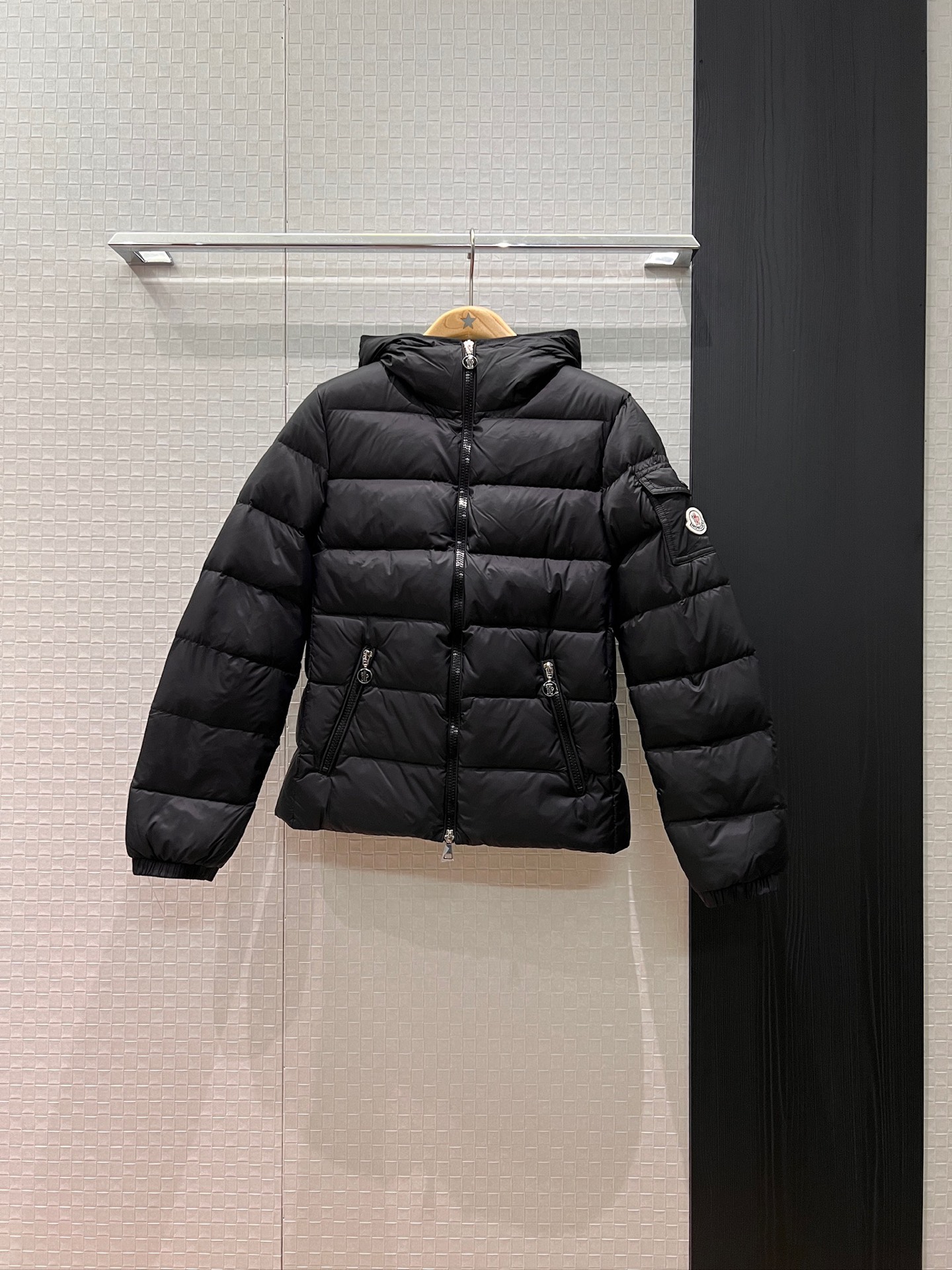 NO:590578,New style hooded matte down jacket with dust bag, non-detachable hood, classic logo armband pocket decoration, pocket design on both sides, 90 down and 10 feathers, slim fit, age-reducing and casual, warm and versatile, black and pink 1-4,,Moncler,jackets & coats,down jacket,hats,alexander wang19860909配防尘袋新款蒙口连帽哑光羽绒服外套帽子不可拆 经典logo袖标口袋装饰 两侧口袋设计90羽绒10羽毛 修身显瘦 减龄休闲 保暖百搭 黑色粉色 1-4,,Moncler,jackets & coats,down jacket,hats,alexander wang,Women's clothing