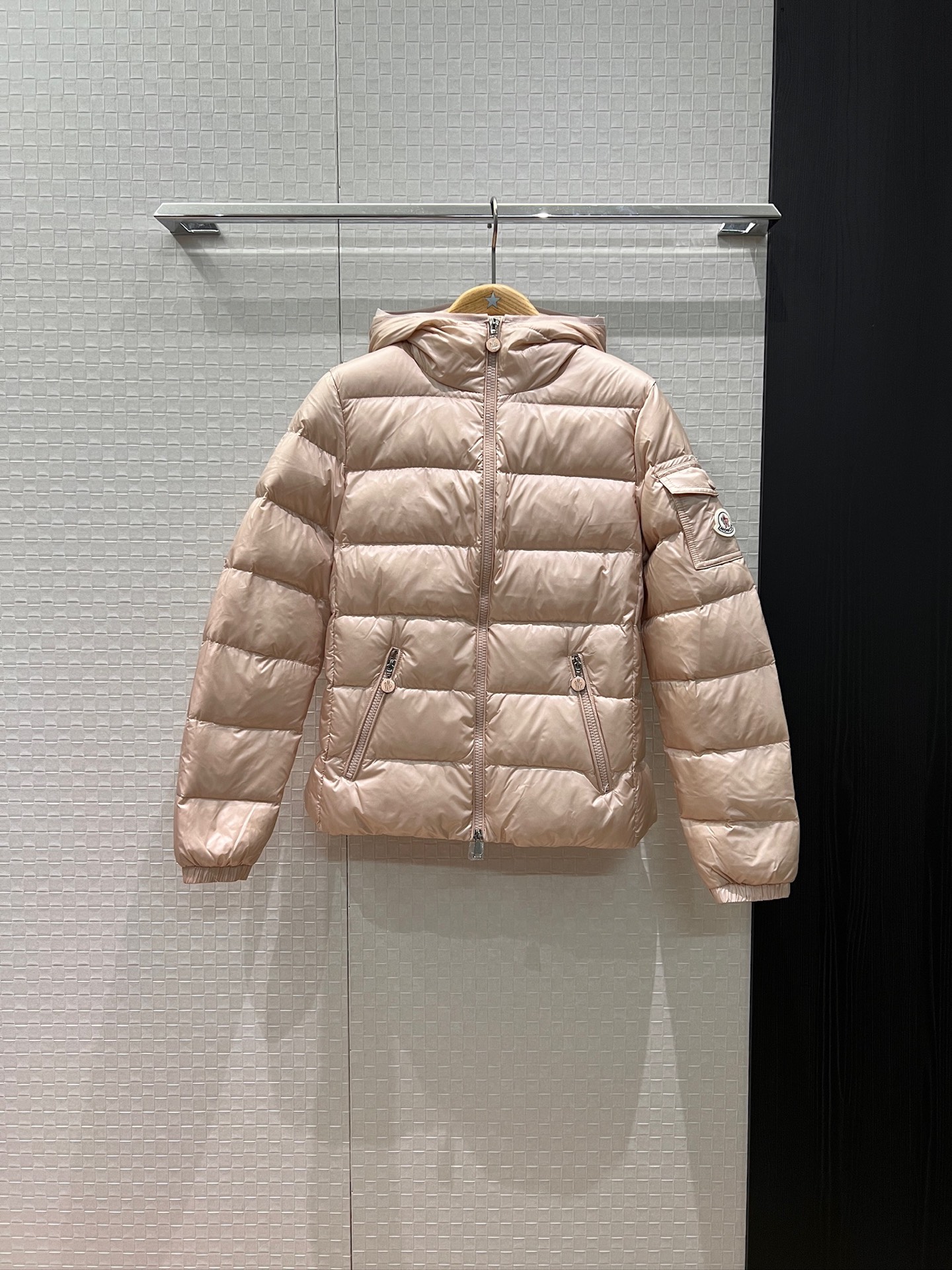 NO:590555,New style hooded matte down jacket with dust bag, non-detachable hood, classic logo armband pocket decoration, pocket design on both sides, 90 down and 10 feathers, slim fit, age-reducing and casual, warm and versatile, black and pink 1-4,,Moncler,jackets & coats,down jacket,hats,alexander wang19860909配防尘袋新款蒙口连帽哑光羽绒服外套帽子不可拆 经典logo袖标口袋装饰 两侧口袋设计90羽绒10羽毛 修身显瘦 减龄休闲 保暖百搭 黑色粉色 1-4,,Moncler,jackets & coats,down jacket,hats,alexander wang,Women's clothing