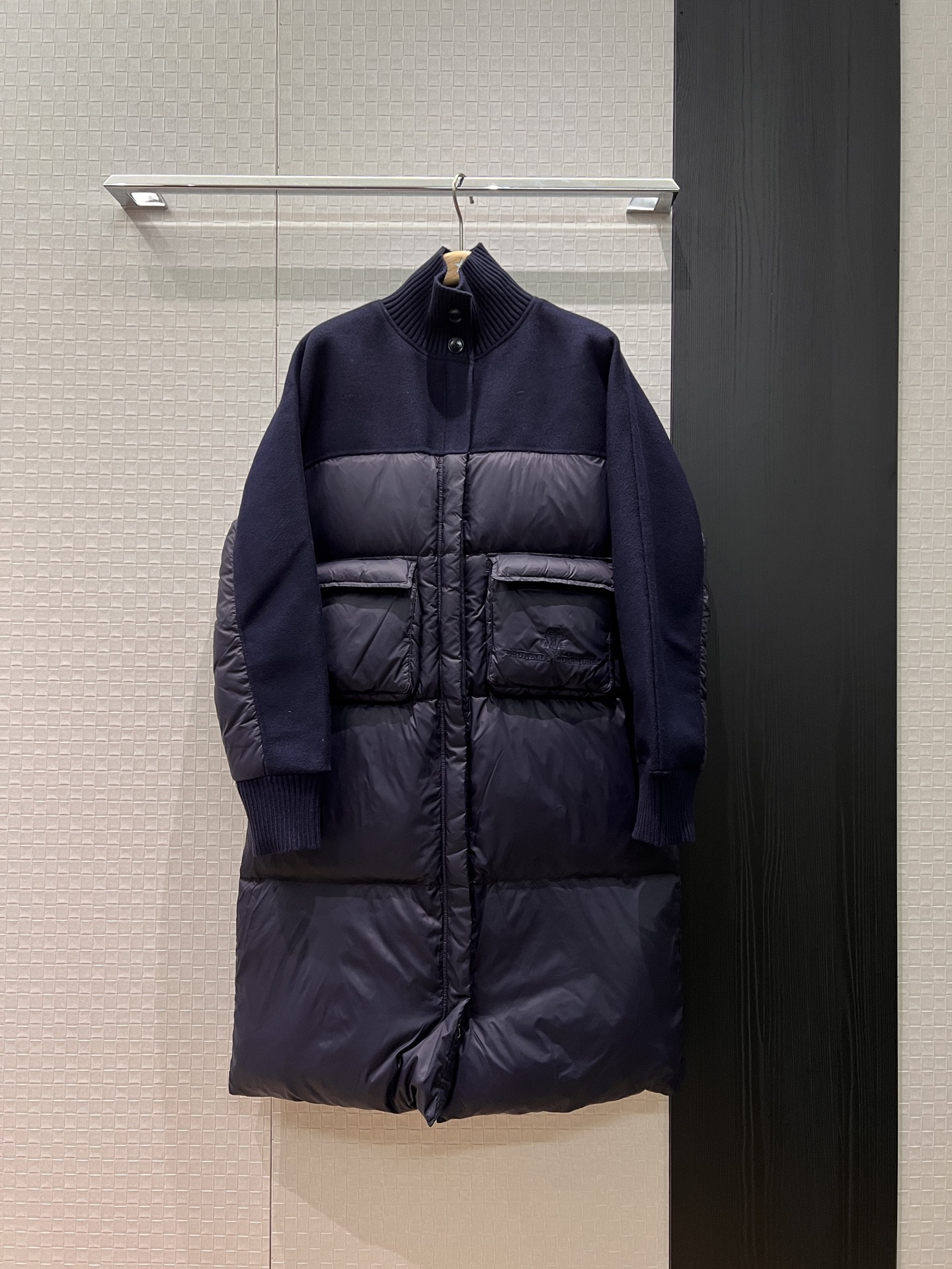 NO:590561,Comes with dust bag BC new spliced ​​ribbed turtleneck wool long down jacket embroidered logo badge Large pockets on both sides are decorated with loose and casual warmth to reduce age Dark blue coffee khaki SML,,down jacket,alexander wang19860909配防尘袋BC新款拼接罗纹高领羊毛呢长款羽绒服刺绣logo徽章 两侧大口袋装饰宽松休闲 保暖减龄 深蓝咖色卡其 SML,,down jacket,alexander wang,Women's clothing