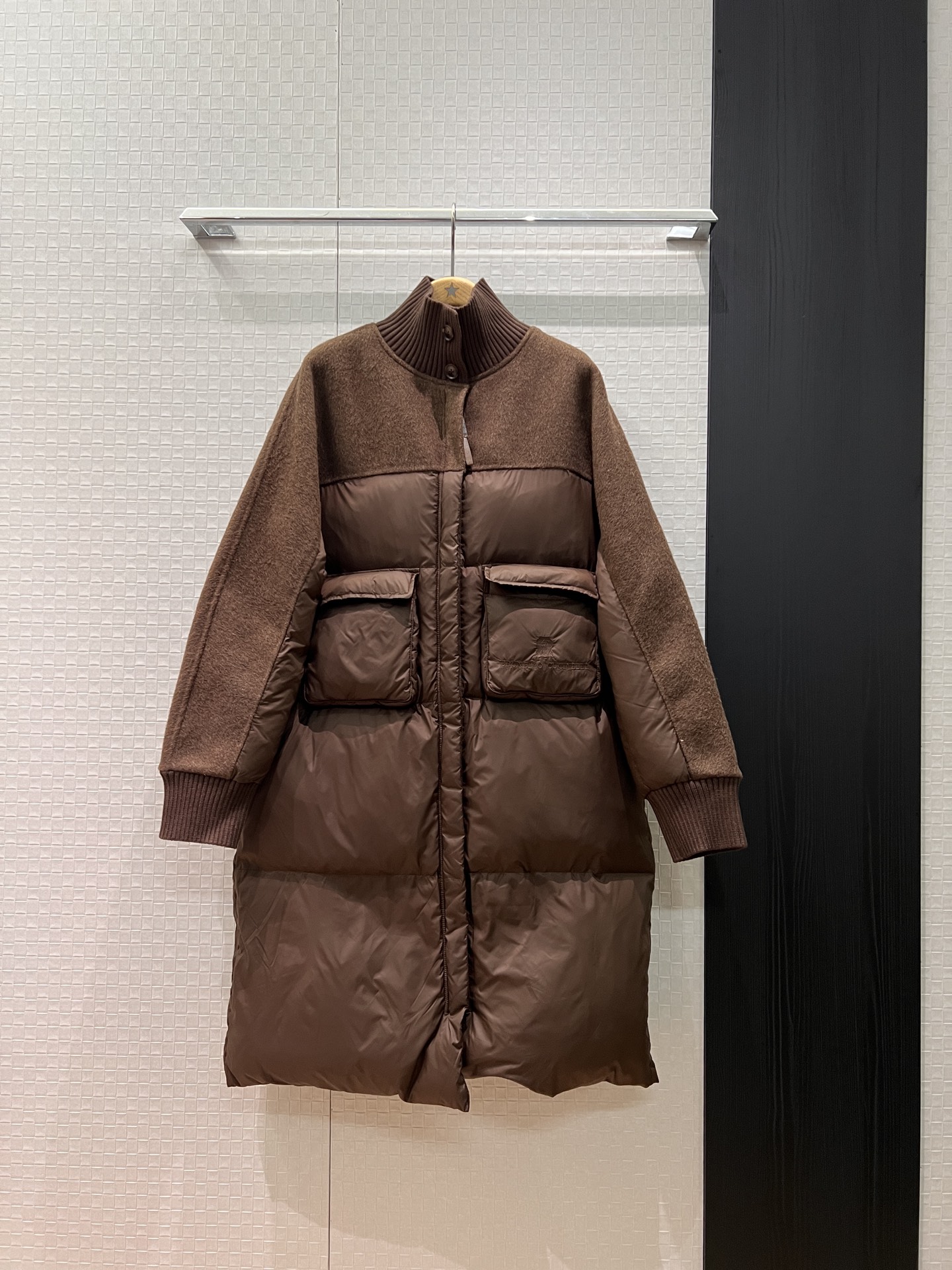 NO:590567,Comes with dust bag BC new spliced ​​ribbed turtleneck wool long down jacket embroidered logo badge Large pockets on both sides are decorated with loose and casual warmth to reduce age Dark blue coffee khaki SML,,down jacket,alexander wang19860909配防尘袋BC新款拼接罗纹高领羊毛呢长款羽绒服刺绣logo徽章 两侧大口袋装饰宽松休闲 保暖减龄 深蓝咖色卡其 SML,,down jacket,alexander wang,Women's clothing