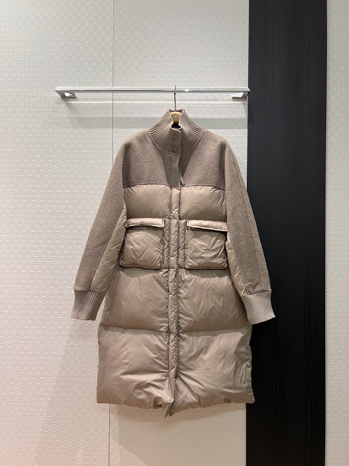 NO:590573,Comes with dust bag BC new spliced ​​ribbed turtleneck wool long down jacket embroidered logo badge Large pockets on both sides are decorated with loose and casual warmth to reduce age Dark blue coffee khaki SML,,down jacket,alexander wang19860909配防尘袋BC新款拼接罗纹高领羊毛呢长款羽绒服刺绣logo徽章 两侧大口袋装饰宽松休闲 保暖减龄 深蓝咖色卡其 SML,,down jacket,alexander wang,Women's clothing