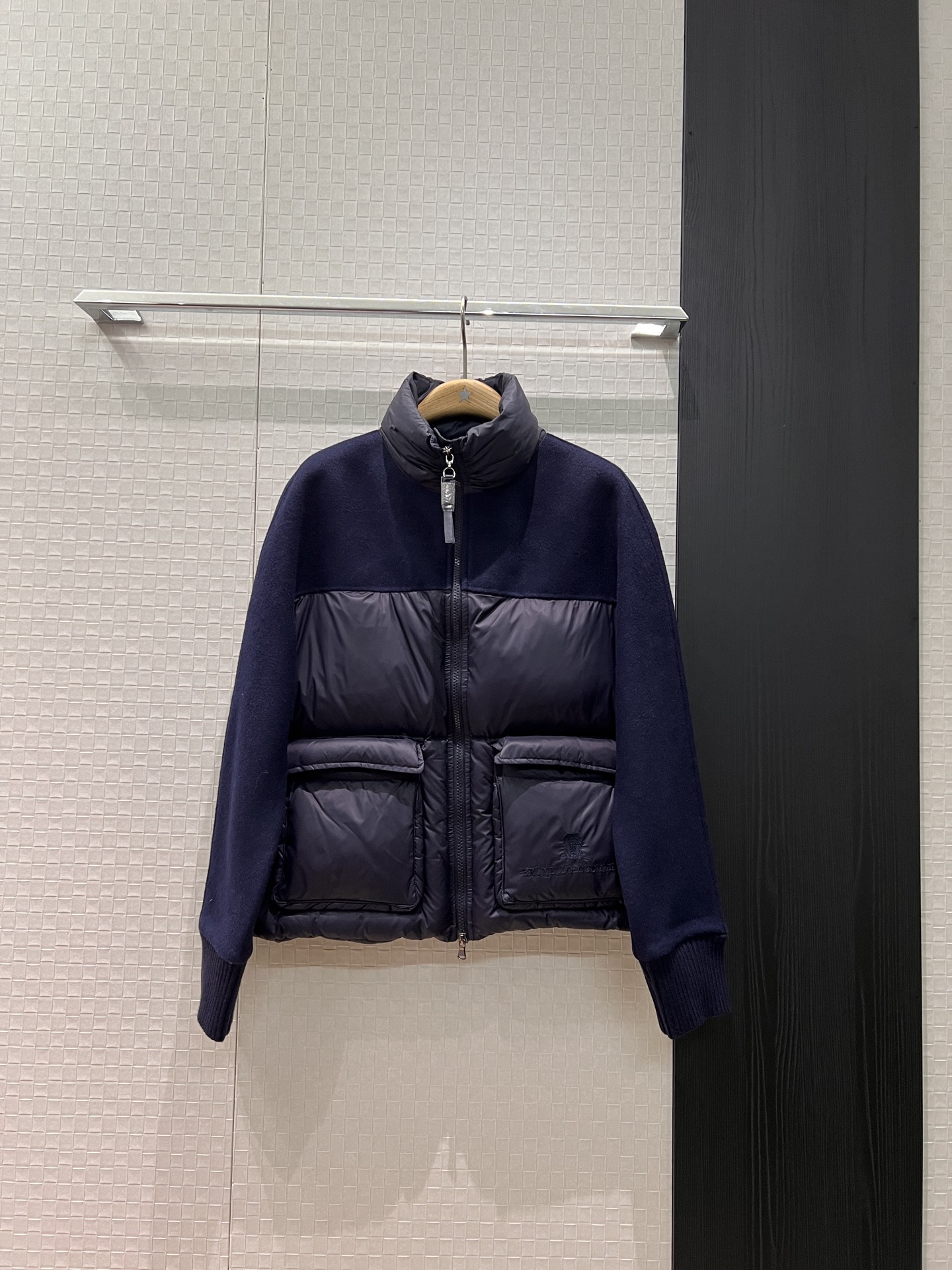 NO:590579,Comes with dust bag BC new spliced ​​ribbed cuffs high collar woolen short down jacket embroidered logo badge Large pockets on both sides are decorated with loose and casual warmth to reduce age Dark blue coffee khaki SML,,down jacket,alexander wang19860909配防尘袋BC新款拼接罗纹袖口高领羊毛呢短款羽绒服刺绣logo徽章 两侧大口袋装饰宽松休闲 保暖减龄 深蓝咖色卡其 SML,,down jacket,alexander wang,Women's clothing