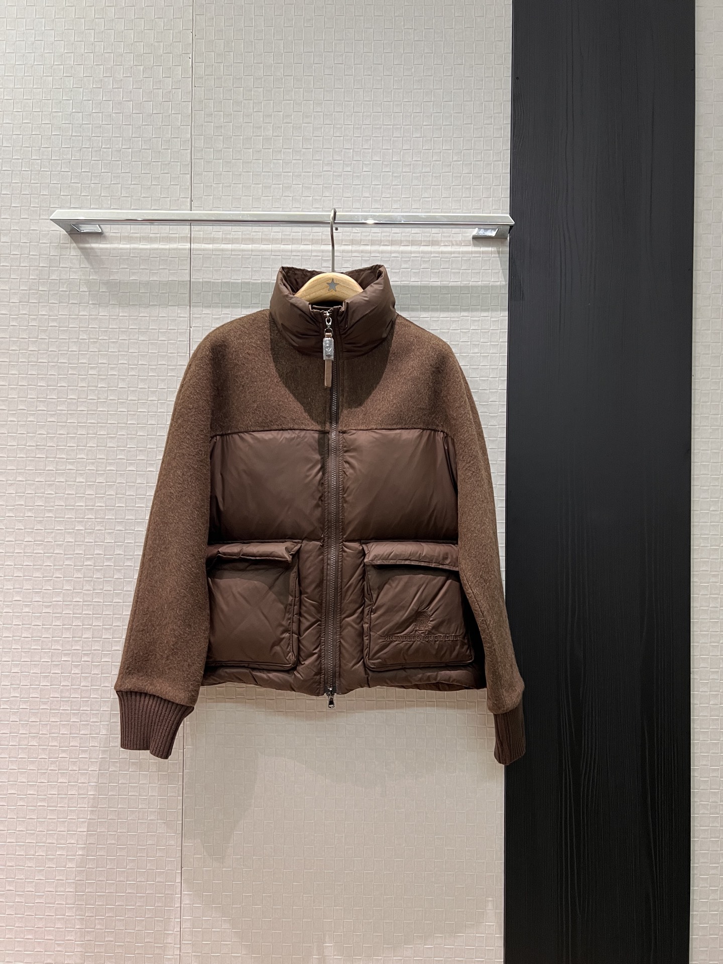 NO:590582,Comes with dust bag BC new spliced ​​ribbed cuffs high collar woolen short down jacket embroidered logo badge Large pockets on both sides are decorated with loose and casual warmth to reduce age Dark blue coffee khaki SML,,down jacket,alexander wang19860909配防尘袋BC新款拼接罗纹袖口高领羊毛呢短款羽绒服刺绣logo徽章 两侧大口袋装饰宽松休闲 保暖减龄 深蓝咖色卡其 SML,,down jacket,alexander wang,Women's clothing