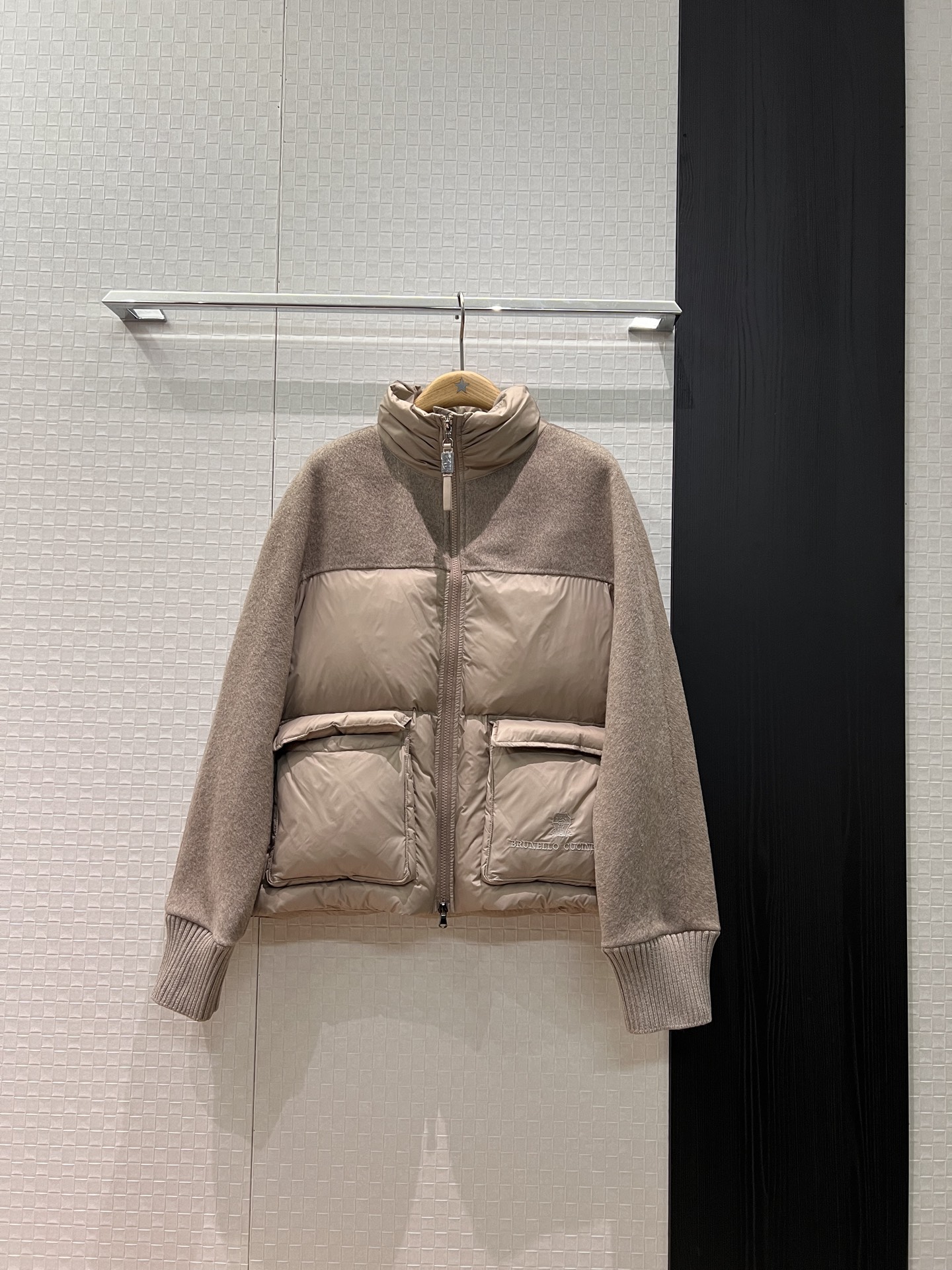 NO:590586,Comes with dust bag BC new spliced ​​ribbed cuffs high collar woolen short down jacket embroidered logo badge Large pockets on both sides are decorated with loose and casual warmth to reduce age Dark blue coffee khaki SML,,down jacket,alexander wang19860909配防尘袋BC新款拼接罗纹袖口高领羊毛呢短款羽绒服刺绣logo徽章 两侧大口袋装饰宽松休闲 保暖减龄 深蓝咖色卡其 SML,,down jacket,alexander wang,Women's clothing
