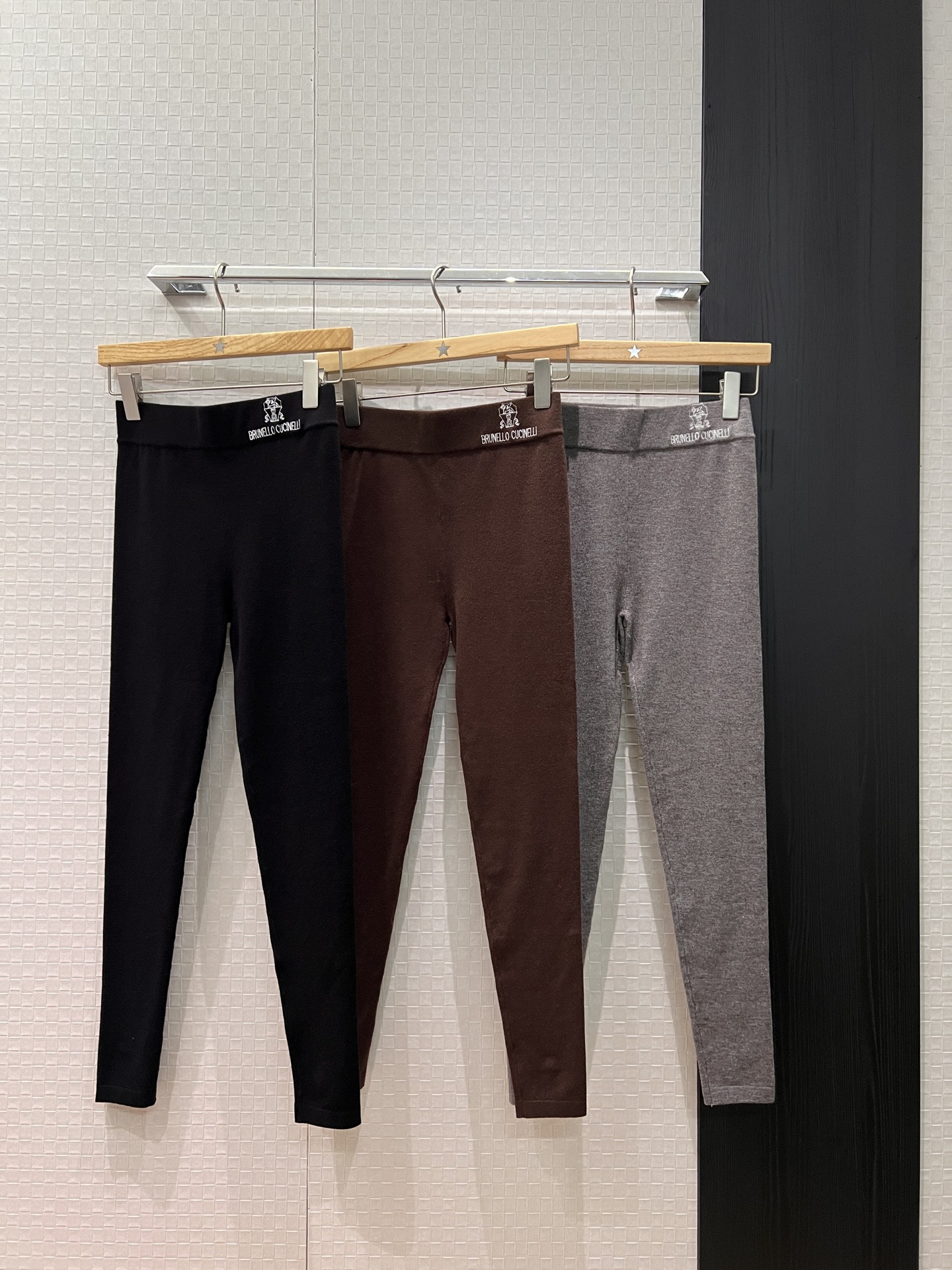 NO:590590,Autumn and winter new BC waist embroidered logo badge decoration wool knitted leggings with elastic waist. The fabric is stretchy, warm and slim, slimming, versatile and unattractive. Black coffee gray SML,,alexander wang19860909秋冬新款BC腰围刺绣logo徽章装饰 羊毛针织打底裤松紧腰 面料有弹力 保暖修身 显瘦 百搭不挑人黑色咖色灰色 SML,,alexander wang,Women's clothing