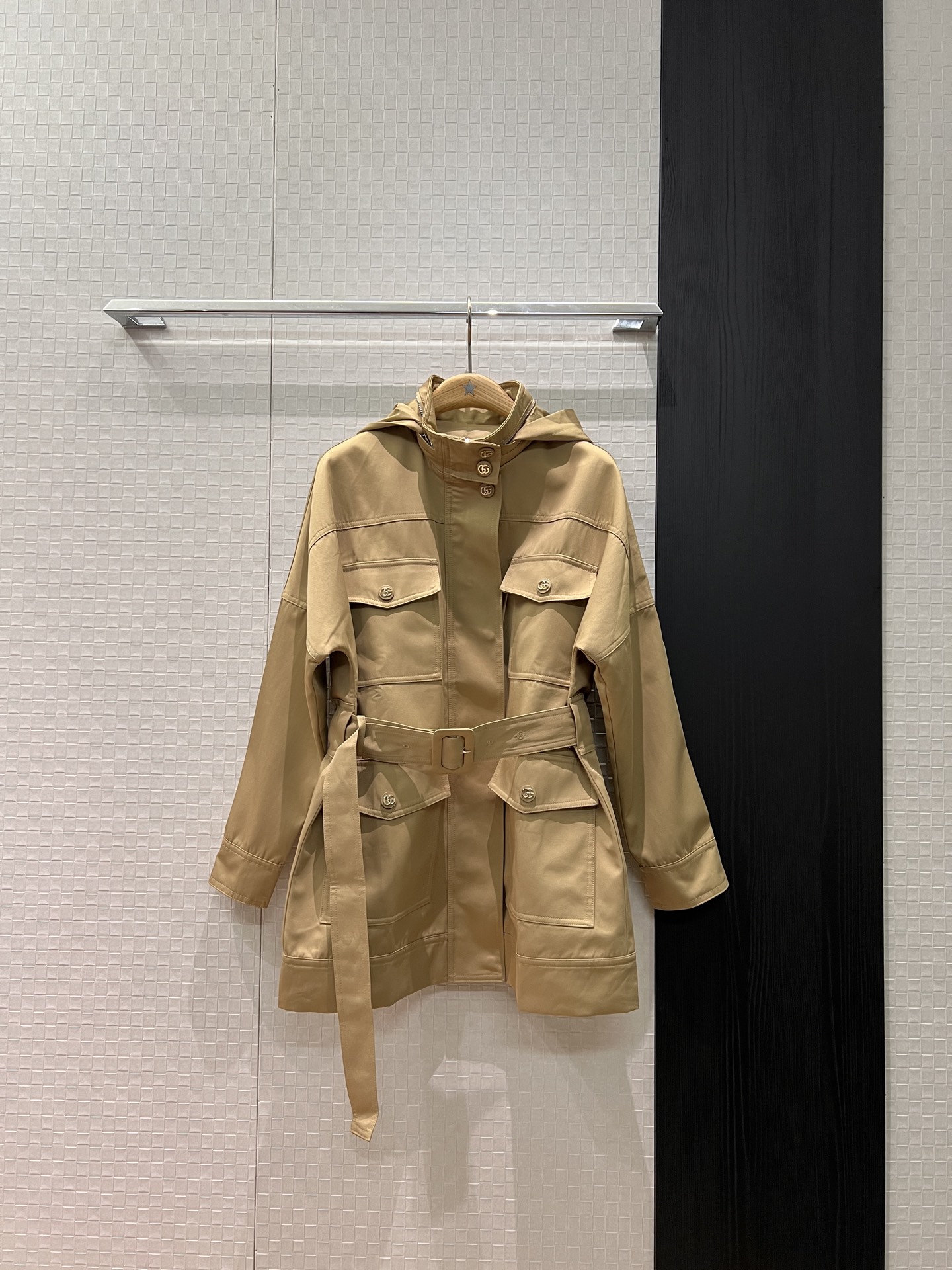 NO:590594,The new double G work style hooded windbreaker mid-length coat. The hood can be stored. Four pockets with flap. Belt to tighten the waist. Loose and casual. Cool and handsome. Versatile for commuting. SML,,jackets & coats,hats,alexander wang19860909新款双G工装风连帽风衣中长款外套 帽子可收纳 翻盖四口袋 系腰带收腰装饰宽松休闲 酷飒帅气 通勤百搭SML,,jackets & coats,hats,alexander wang,Women's clothing