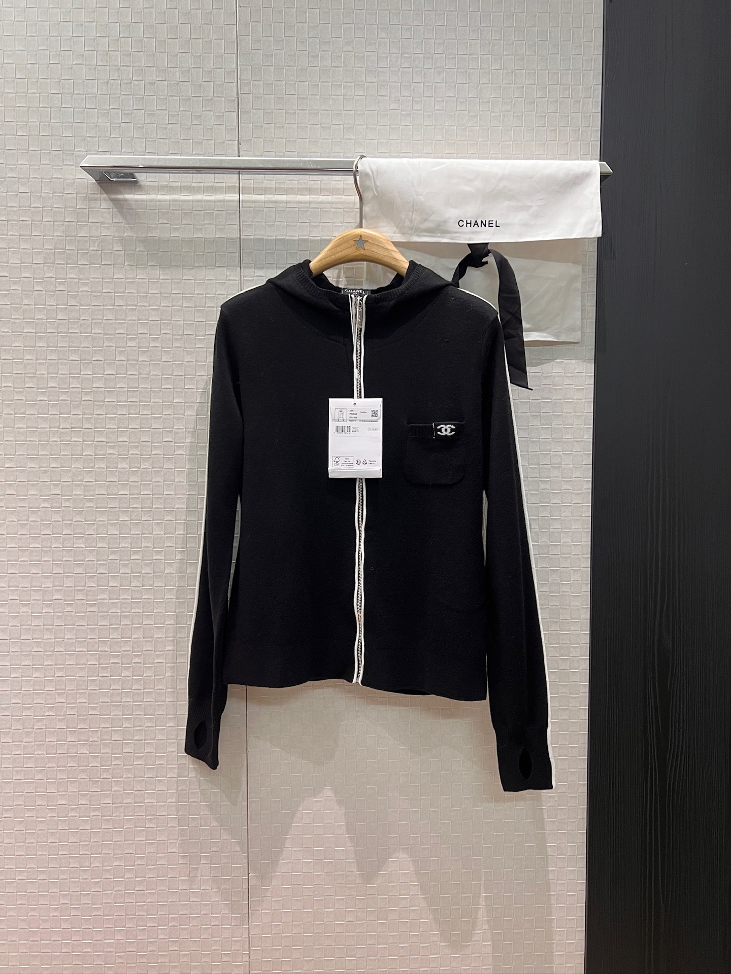 NO:591050,New 25N ski series hooded knitted zipper wool cardigan jacket with contrasting striped edges chest pocket double C logo slimming and versatile for age reduction delivery storage bag cloth bag black and white SML,,jackets & coats,hats,alexander wang19860909新款25N滑雪系列 连帽针织拉链羊毛开衫外套撞色条纹边 胸前口袋双C标志修身显瘦 减龄百搭 配送收纳袋布包 黑色白色 SML,,jackets & coats,hats,alexander wang,Women's clothing