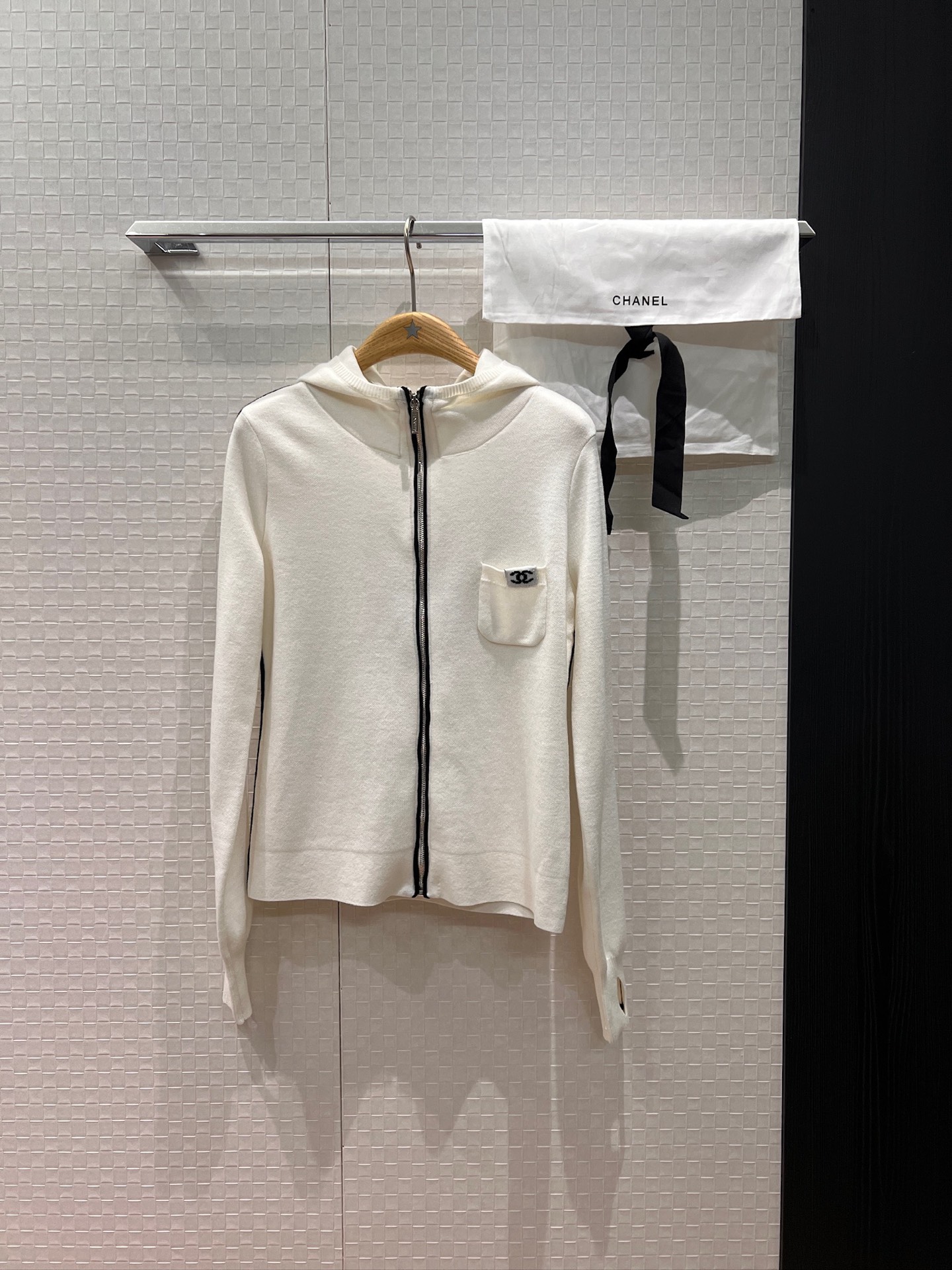 NO:591056,New 25N ski series hooded knitted zipper wool cardigan jacket with contrasting striped edges chest pocket double C logo slimming and versatile for age reduction delivery storage bag cloth bag black and white SML,,jackets & coats,hats,alexander wang19860909新款25N滑雪系列 连帽针织拉链羊毛开衫外套撞色条纹边 胸前口袋双C标志修身显瘦 减龄百搭 配送收纳袋布包 黑色白色 SML,,jackets & coats,hats,alexander wang,Women's clothing