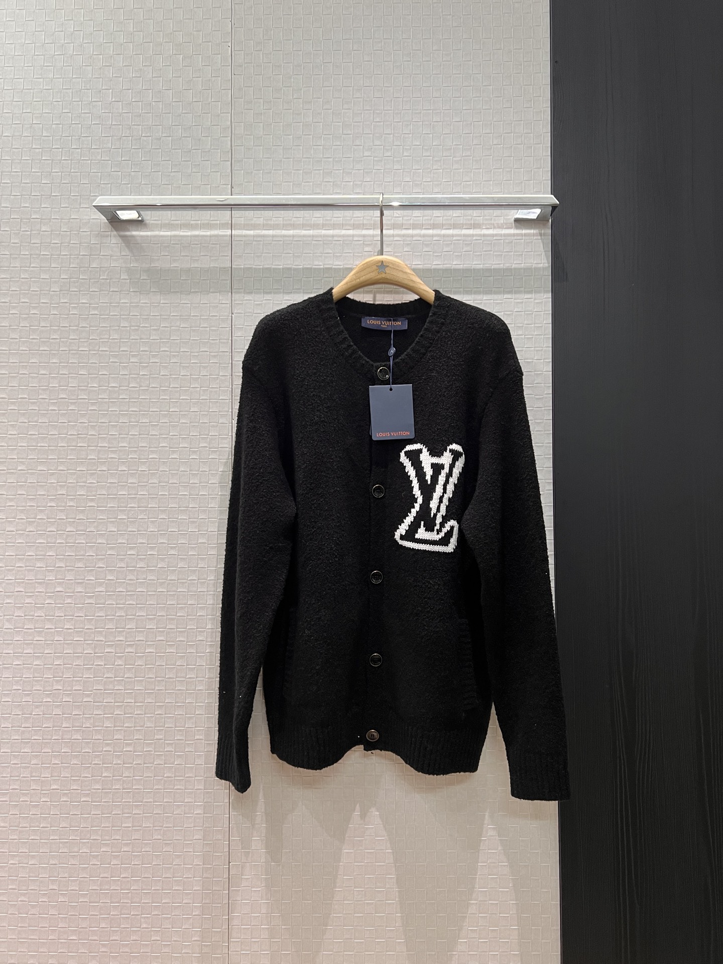 NO:591062,New round neck wool cardigan jacket with large logo letters embroidered on the chest, loose boyfriend style, casual and versatile, lazy and age-reducing SML,,jackets & coats,alexander wang19860909新款胸前刺绣大Logo字母圆领羊毛开衫外套宽松男朋友风 休闲百搭慵懒减龄 SML,,jackets & coats,alexander wang,Women's clothing