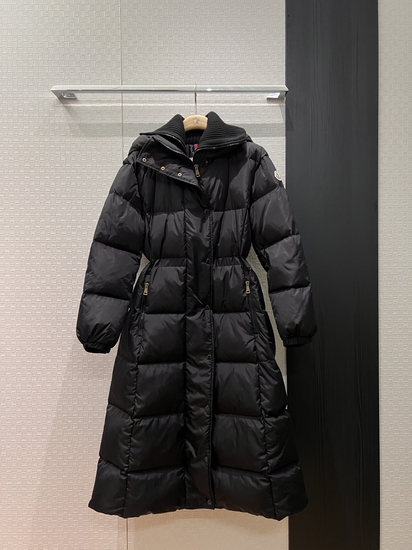 NO:591051,New model with dust bag, fake two-piece design, spliced ​​knitted turtleneck fake top, long down jacket, classic logo armband decoration, drawstring adjustable waist, waist slimming 90 down 10 feathers, black and white 1-4,,Moncler,jackets & coats,down jacket,alexander wang19860909配防尘袋新款蒙口 假两件设计 拼接针织高领假上衣长款羽绒服外套经典logo袖标装饰 腰围可抽绳调节 收腰显瘦90羽绒10羽毛 黑色白色 1-4,,Moncler,jackets & coats,down jacket,alexander wang,Women's clothing