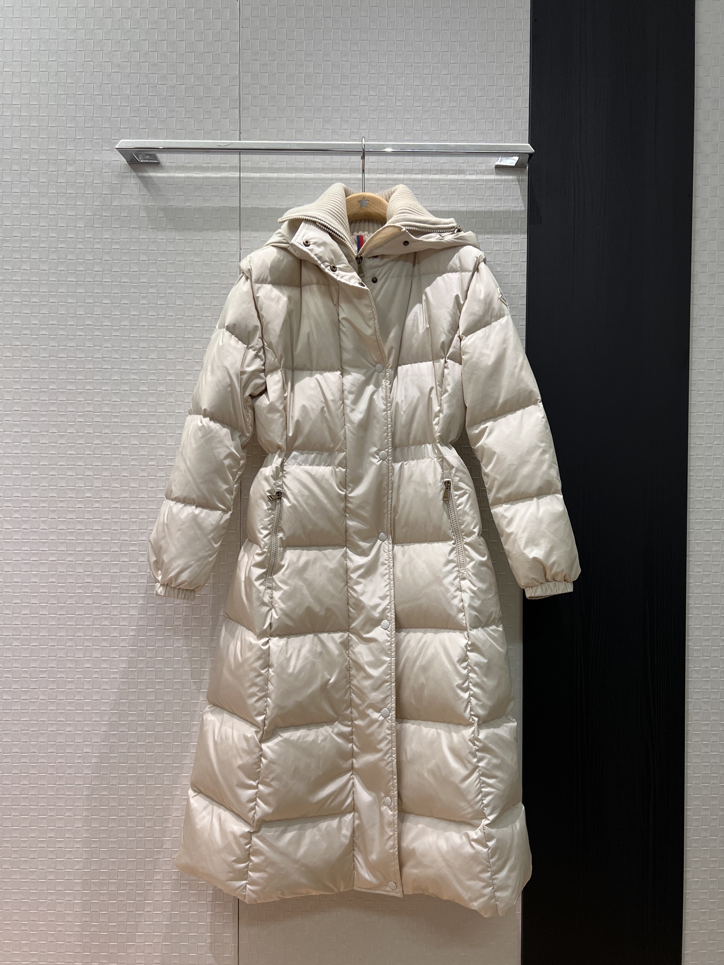 NO:591057,New model with dust bag, fake two-piece design, spliced ​​knitted turtleneck fake top, long down jacket, classic logo armband decoration, drawstring adjustable waist, waist slimming 90 down 10 feathers, black and white 1-4,,Moncler,jackets & coats,down jacket,alexander wang19860909配防尘袋新款蒙口 假两件设计 拼接针织高领假上衣长款羽绒服外套经典logo袖标装饰 腰围可抽绳调节 收腰显瘦90羽绒10羽毛 黑色白色 1-4,,Moncler,jackets & coats,down jacket,alexander wang,Women's clothing