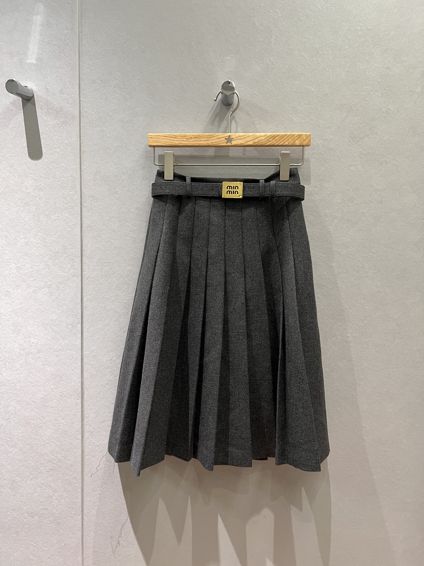 NO:591063,New miu belt decorated pleated long skirt half skirt wool blended college style casual fashion age-reducing versatile celebrity temperament black dark gray S-XL,,miumiu,skirts,alexander wang19860909新款miu腰带装饰百褶长裙半裙羊毛混纺 学院风 休闲时尚 减龄百搭名媛气质 黑色深灰 S-XL,,miumiu,skirts,alexander wang,Women's clothing