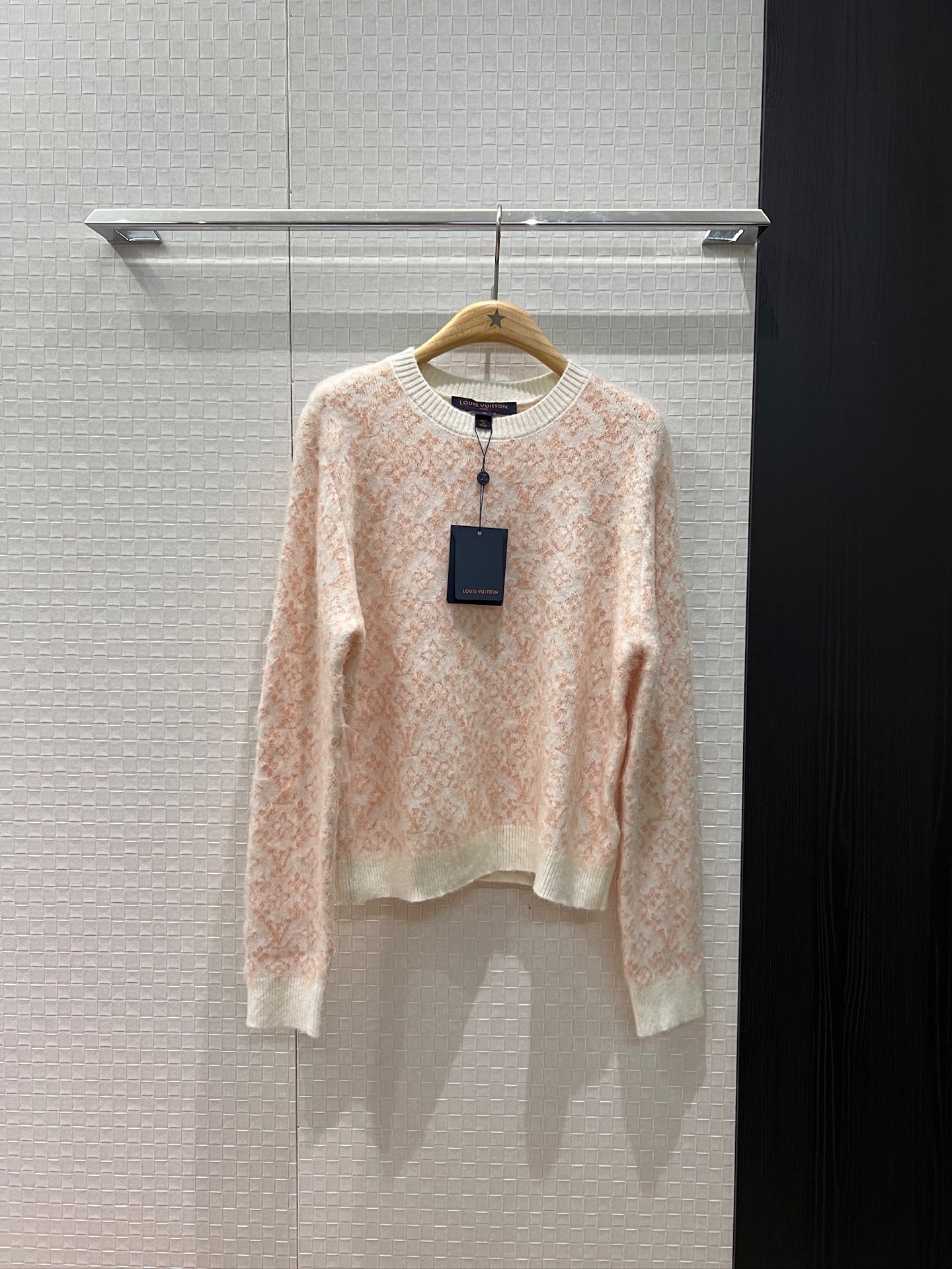 NO:591037,New classic presbyopia mohair wool crew neck sweater. Loose and slim. Fashionable and versatile. Full of high-end sense. Must-have for age reduction. Gray pink SML,,sweaters,alexander wang19860909新款经典老花马海毛羊毛圆领毛衣 宽松显瘦 时尚百搭 高级感满满减龄必备 灰色粉色 SML,,sweaters,alexander wang,Women's clothing