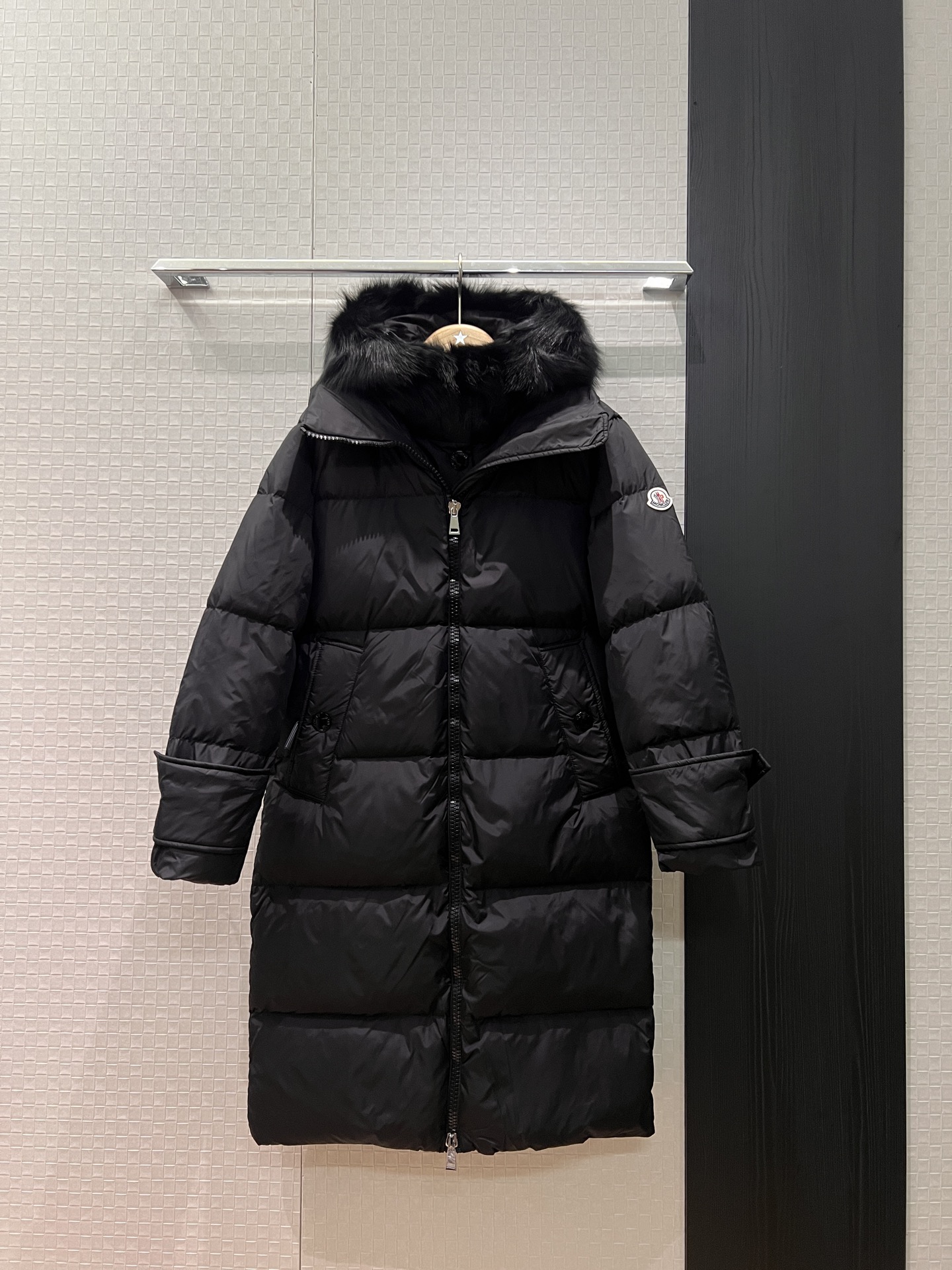 NO:591538,Comes with dust bag, new style muzzle, fake two-piece design, fur collar hooded detachable top, long down jacket, many styles, classic logo armband decoration, loose and casual, warm and versatile 90 down 10 feathers, black and white 1-4,,Moncler,jackets & coats,down jacket,hats,alexander wang19860909配防尘袋新款蒙口 假两件设计 毛领连帽可拆卸上衣长款羽绒服外套多多种穿搭 经典logo袖标装饰 宽松休闲 保暖百搭90羽绒10羽毛 黑色白色 1-4,,Moncler,jackets & coats,down jacket,hats,alexander wang,Women's clothing