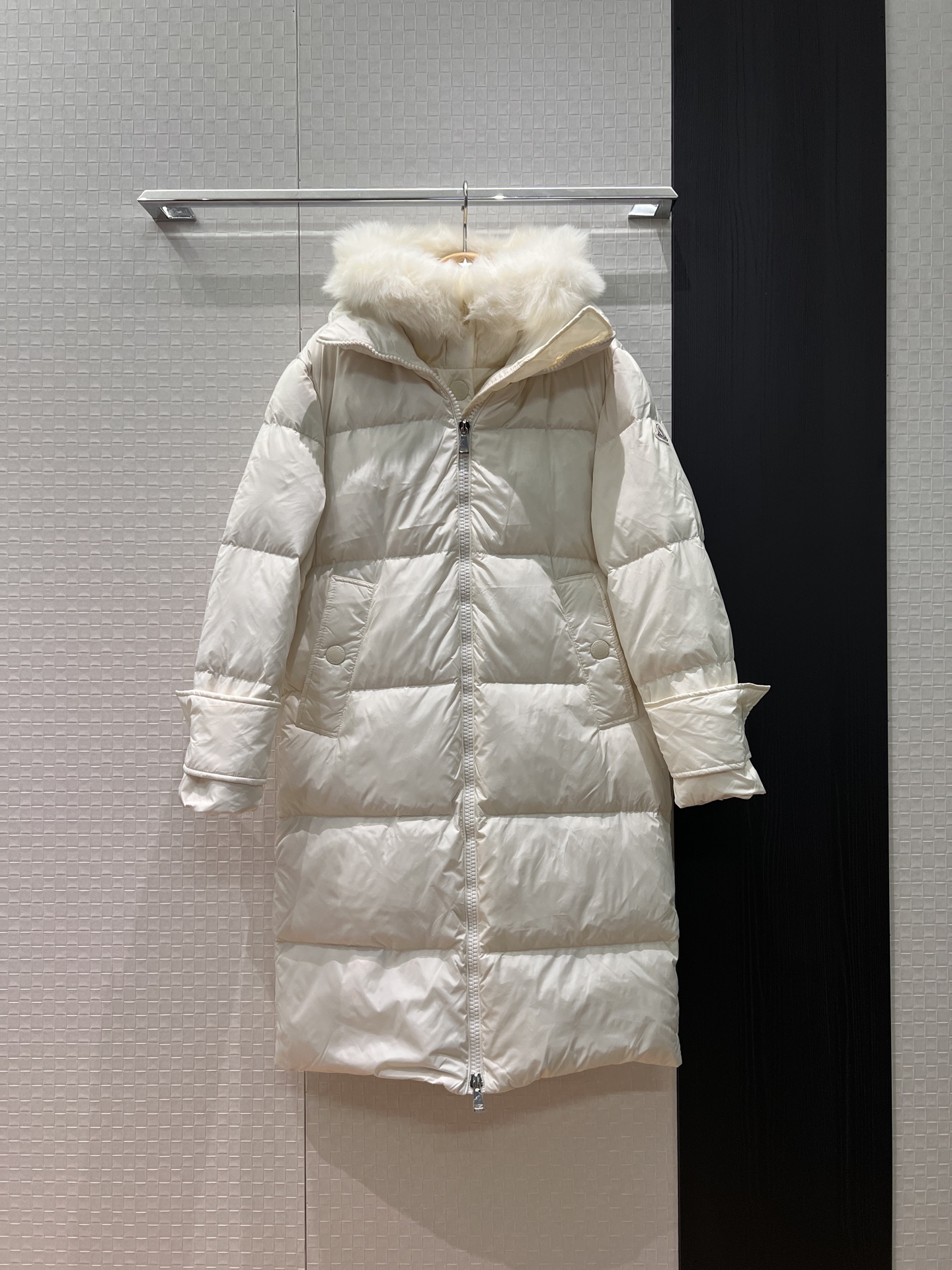 NO:591544,New model with dust bag, fake two-piece design, fur collar hooded detachable top, long down jacket, many styles, classic logo armband decoration, loose and casual, warm and versatile 90 down 10 feathers, black and white 1-4,,Moncler,jackets & coats,down jacket,hats,alexander wang19860909配防尘袋新款蒙口 假两件设计 毛领连帽可拆卸上衣长款羽绒服外套多多种穿搭 经典logo袖标装饰 宽松休闲 保暖百搭90羽绒10羽毛 黑色白色 1-4,,Moncler,jackets & coats,down jacket,hats,alexander wang,Women's clothing