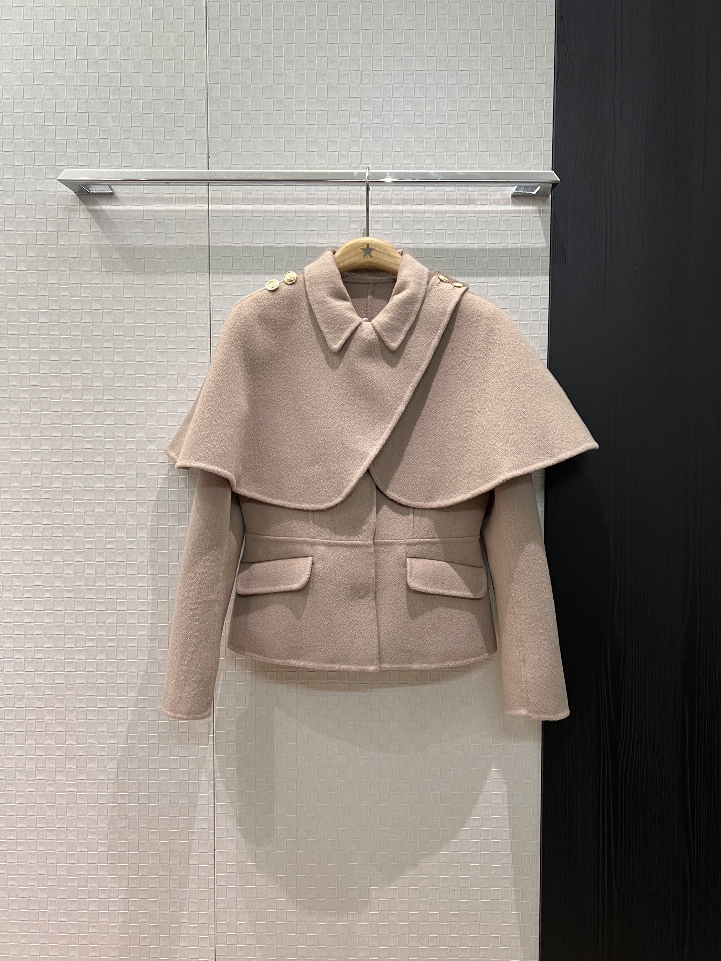 NO:591554,New Lp two-piece set design, shawl decoration, woolen waisted jacket, cloak and shawl, detachable, various styles, fashionable and casual, versatile temperament, black apricot SML,, loro piana, jackets & coats, shawls, alexander wang19860909新款Lp两件套设计 披肩装饰羊毛呢收腰外套斗篷披肩可拆卸 多种穿搭时尚休闲 气质百搭 黑色杏色 SML,,loro piana,jackets & coats,shawls,alexander wang,Women's clothing