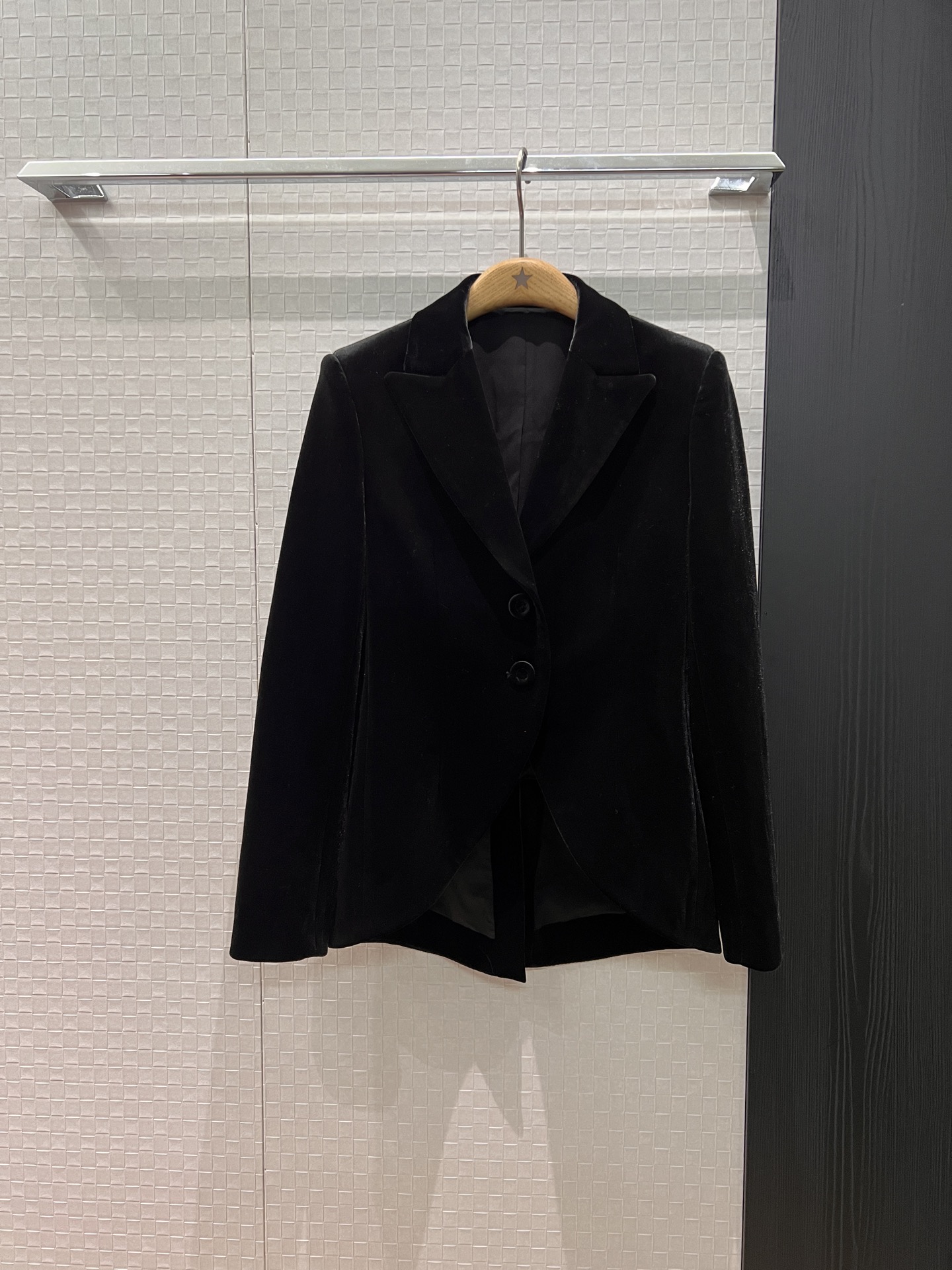 NO:591558,New 26 early spring series simple velvet suit jacket with irregular hem, three-dimensional waist tailoring, fashionable and slim, temperament for commuting, versatile black for ladies, Christmas red, S-XL,,jackets & coats,business suit,alexander wang19860909新款26早春系列 简约丝绒不规则下摆西装外套 立体收腰剪裁时尚修身 气质通勤 名媛百搭黑色圣诞红 S-XL,,jackets & coats,business suit,alexander wang,Women's clothing