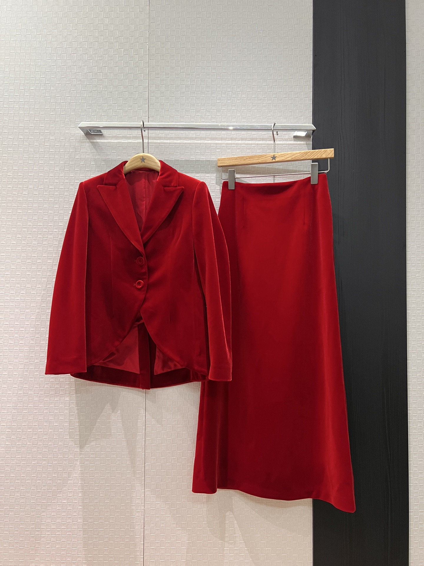 NO:591562,New 26 early spring series simple velvet suit jacket with irregular hem, three-dimensional waist tailoring, fashionable and slim, temperament for commuting, versatile black for ladies, Christmas red, S-XL,,jackets & coats,business suit,alexander wang19860909新款26早春系列 简约丝绒不规则下摆西装外套 立体收腰剪裁时尚修身 气质通勤 名媛百搭黑色圣诞红 S-XL,,jackets & coats,business suit,alexander wang,Women's clothing