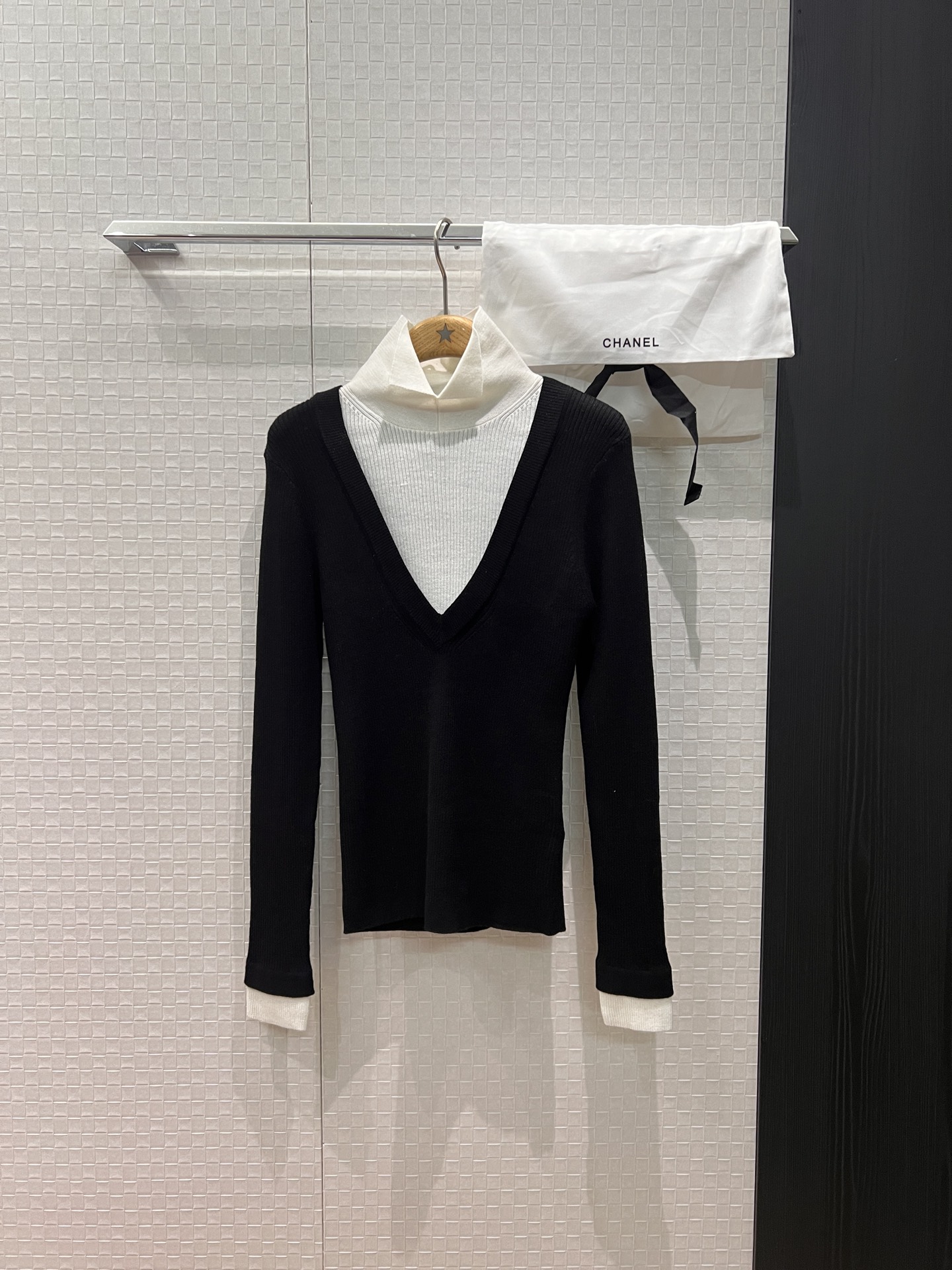 NO:591570,New 25N ski series. Contrast color fake two-piece spliced ​​knitted turtleneck bottoming shirt. Small cuff design on the collar. Double C logo on the back for slim fit. Versatile for age reduction. Delivery storage bag cloth bag. SML,,alexander wang19860909新款25N滑雪系列 撞色假两件拼接针织高领打底衫上衣领口小翻边设计 背后双C标志修身显瘦 减龄百搭 配送收纳袋布包 SML,,alexander wang,Women's clothing