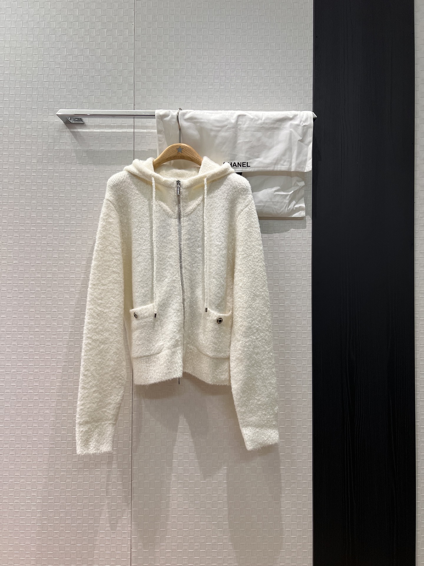 NO:591995,New 25N ski series, hooded knitted zipper cashmere blend, cardigan jacket with pockets on both sides, jacquard large double C logo on the back, loose and casual, versatile for all ages, delivery storage bag cloth bag SML,,jackets & coats,hats,alexander wang19860909新款25N滑雪系列 连帽针织拉链羊绒混纺 开衫外套两侧有口袋 背后提花大双C标志宽松休闲 减龄百搭 配送收纳袋布包 SML,,jackets & coats,hats,alexander wang,Women's clothing