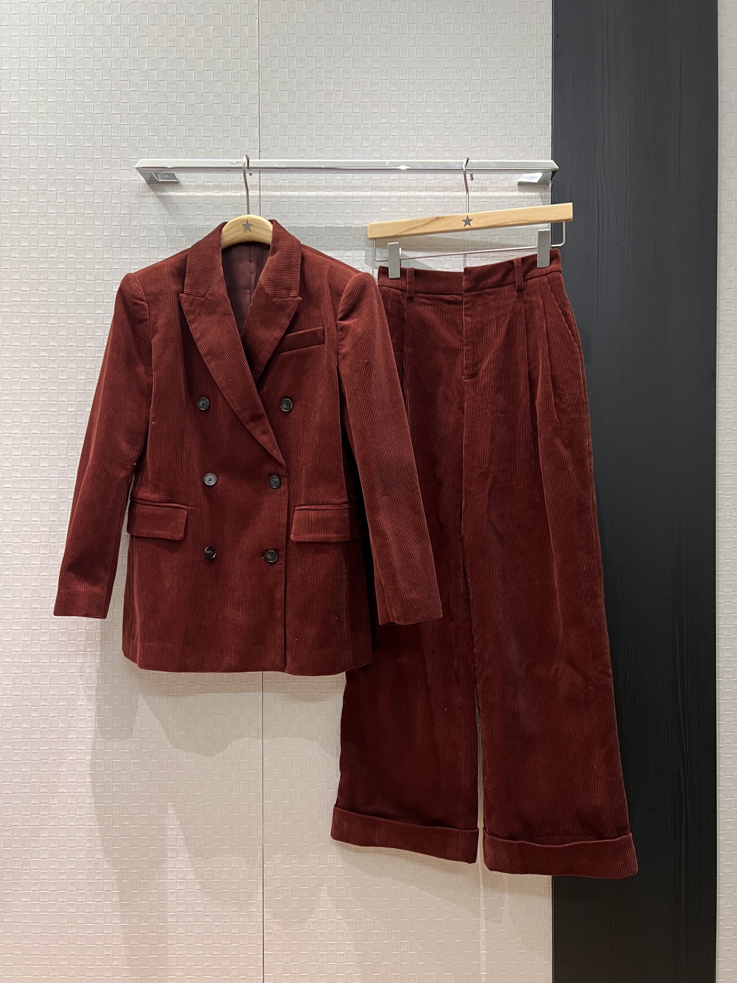 NO:591999,The new Kim Yu-jung's same style BC corduroy double-breasted suit has a loose silhouette, old money style, smart commuting, a queenly aura paired with the same wide-leg pants SML,,business suit,alexander wang19860909新款金裕贞同款 BC灯芯绒双排扣西装廓形宽松 老钱风 干练通勤 女王气场搭配同款阔腿裤 SML,,business suit,alexander wang,Women's clothing