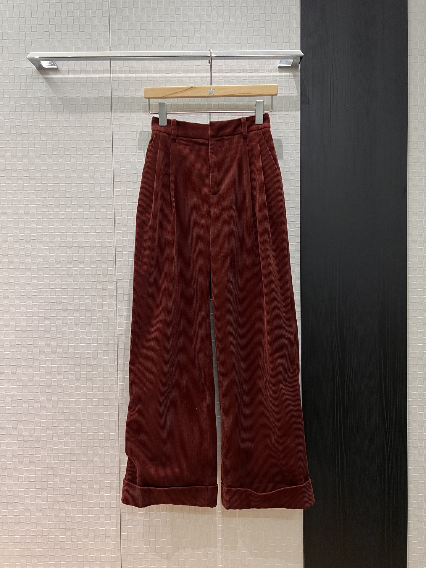 NO:592002,The new style of Jin Yuzhen's BC corduroy trousers with curled hem design. Wide-leg pants with old money style. Smart commuting. Queen's aura paired with the same style suit jacket. SML,,jackets & coats,business suit,alexander wang19860909新款金裕贞同款 BC灯芯绒裤脚卷边设计 阔腿裤老钱风 干练通勤 女王气场搭配同款西装外套 SML,,jackets & coats,business suit,alexander wang,Women's clothing