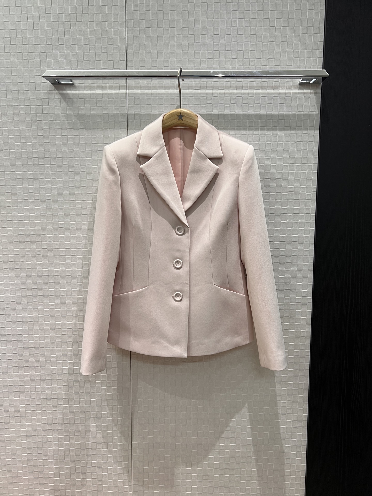 NO:605349,26 early spring new classic version, minimalist French single-breasted waisted suit jacket, slim fit, pockets on both sides for commuting, fashionable and versatile, age-reducing powder S-XL,,jackets & coats,business suit,alexander wang1986090926早春新款经典版型 极简法式单排扣收腰西装外套修身显瘦 两侧口袋通勤时尚 气质百搭 减龄粉 S-XL,,jackets & coats,business suit,alexander wang,Women's clothing