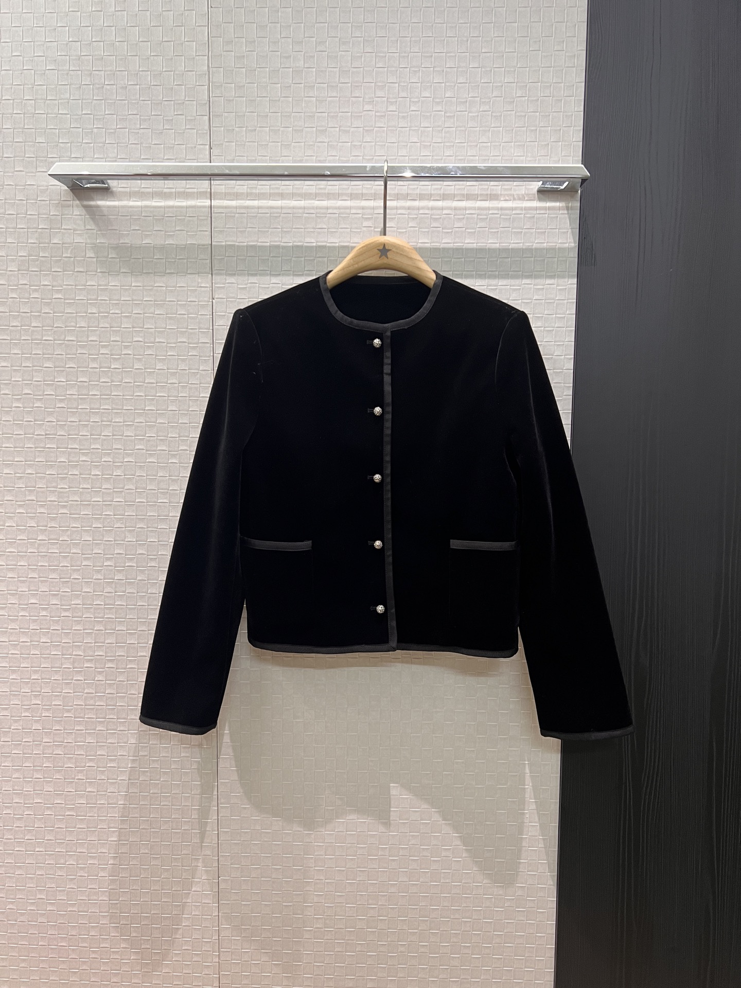 NO:605355,New recommended 26 early spring vacation series heavy industry diamond CD button round neck short velvet jacket webbing edge socialite lady temperament age-reducing black coffee color SML,,jackets & coats,alexander wang19860909新款推荐26早春度假系列 重工镶钻CD扣圆领短款丝绒外套织带包边 名媛淑女 气质减龄黑色咖色 SML,,jackets & coats,alexander wang,Women's clothing