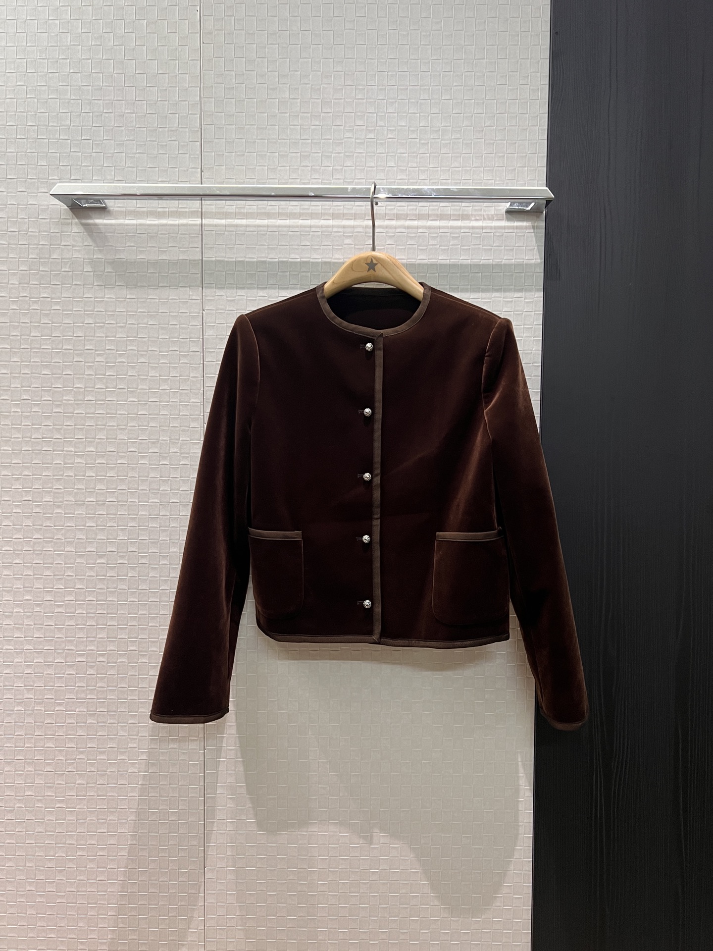 NO:605361,New recommended 26 early spring vacation series heavy industry diamond CD button round neck short velvet jacket webbing edge socialite lady temperament age-reducing black coffee color SML,,jackets & coats,alexander wang19860909新款推荐26早春度假系列 重工镶钻CD扣圆领短款丝绒外套织带包边 名媛淑女 气质减龄黑色咖色 SML,,jackets & coats,alexander wang,Women's clothing