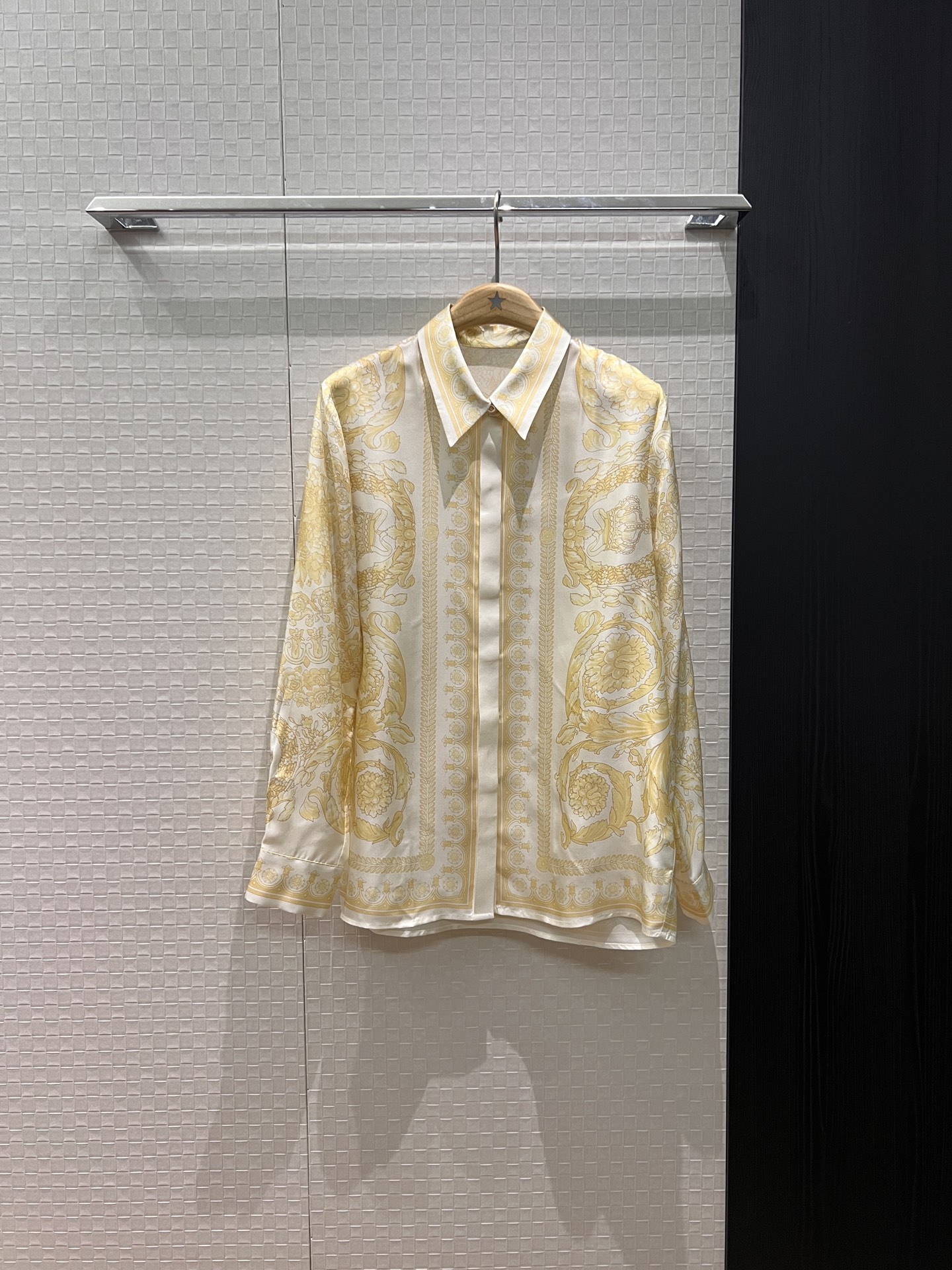 NO:605338,Early spring new light yellow positioning printed silk twill shirt, heavy silk molded Medusa buttons, simple and fashionable, versatile for commuting, ladylike temperament S-XL,,real silk,alexander wang19860909早春新款淡黄色定位印花真丝斜纹衬衣 重磅真丝开模美杜莎扣子 简约时尚 通勤百搭名媛气质 S-XL,,real silk,alexander wang,Women's clothing