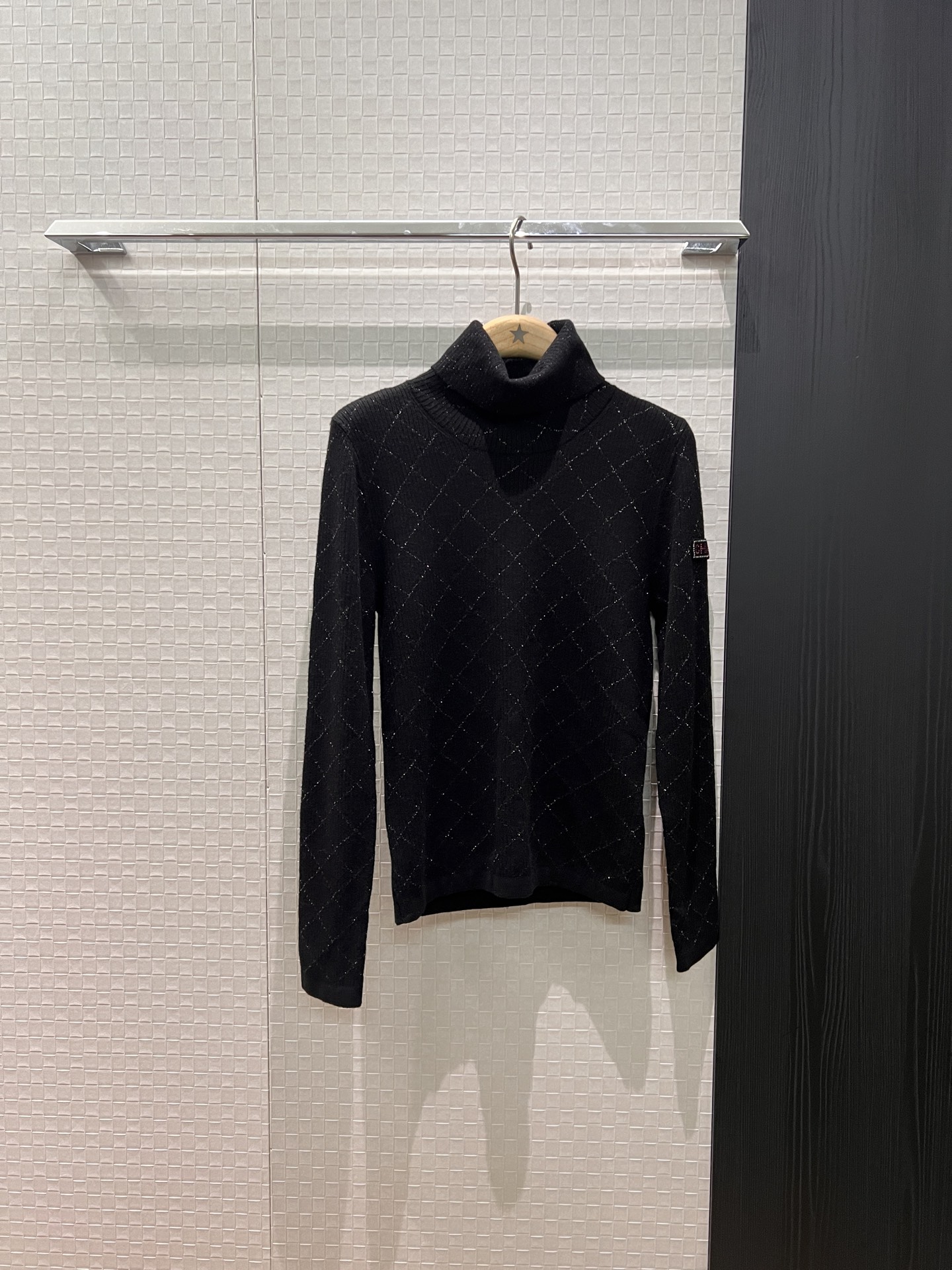 NO:605356,New 25N ski series Heavy silver thread rhombus pattern two-turn turtleneck wool knitted bottoming shirt Top with logo hot diamond letters armband decoration Slim and slim Exquisite and versatile black and white SML,,alexander wang19860909新款25N滑雪系列 重工银线菱格纹两翻高领羊毛针织打底衫 上衣logo烫钻字母袖标装饰 修身显瘦 精致百搭黑色白色 SML,,alexander wang,Women's clothing