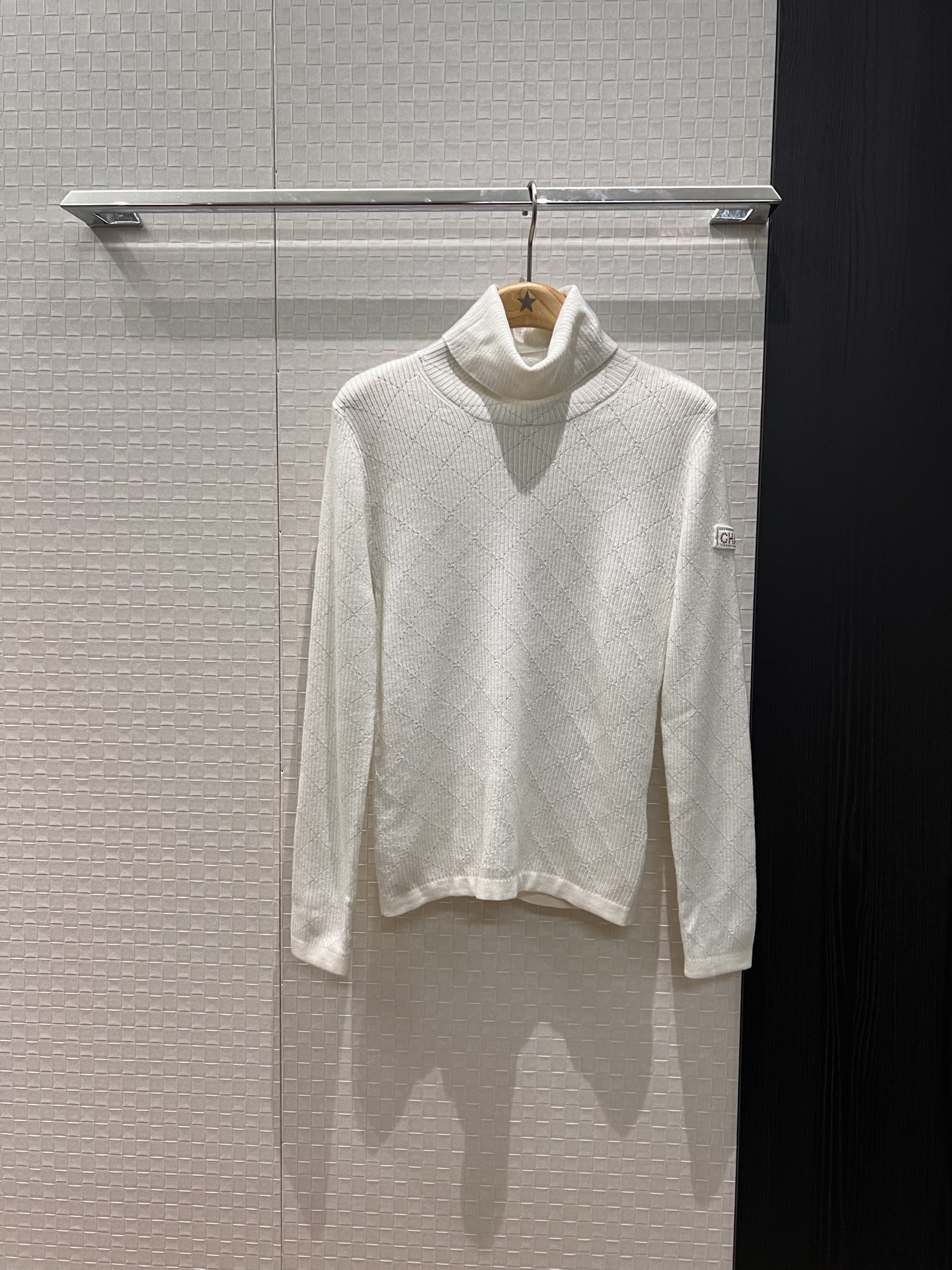 NO:605362,New 25N ski series Heavy silver thread rhombus pattern two-turn turtleneck wool knitted bottoming shirt Top with logo hot diamond letters armband decoration Slim and slim Exquisite and versatile black and white SML,,alexander wang19860909新款25N滑雪系列 重工银线菱格纹两翻高领羊毛针织打底衫 上衣logo烫钻字母袖标装饰 修身显瘦 精致百搭黑色白色 SML,,alexander wang,Women's clothing