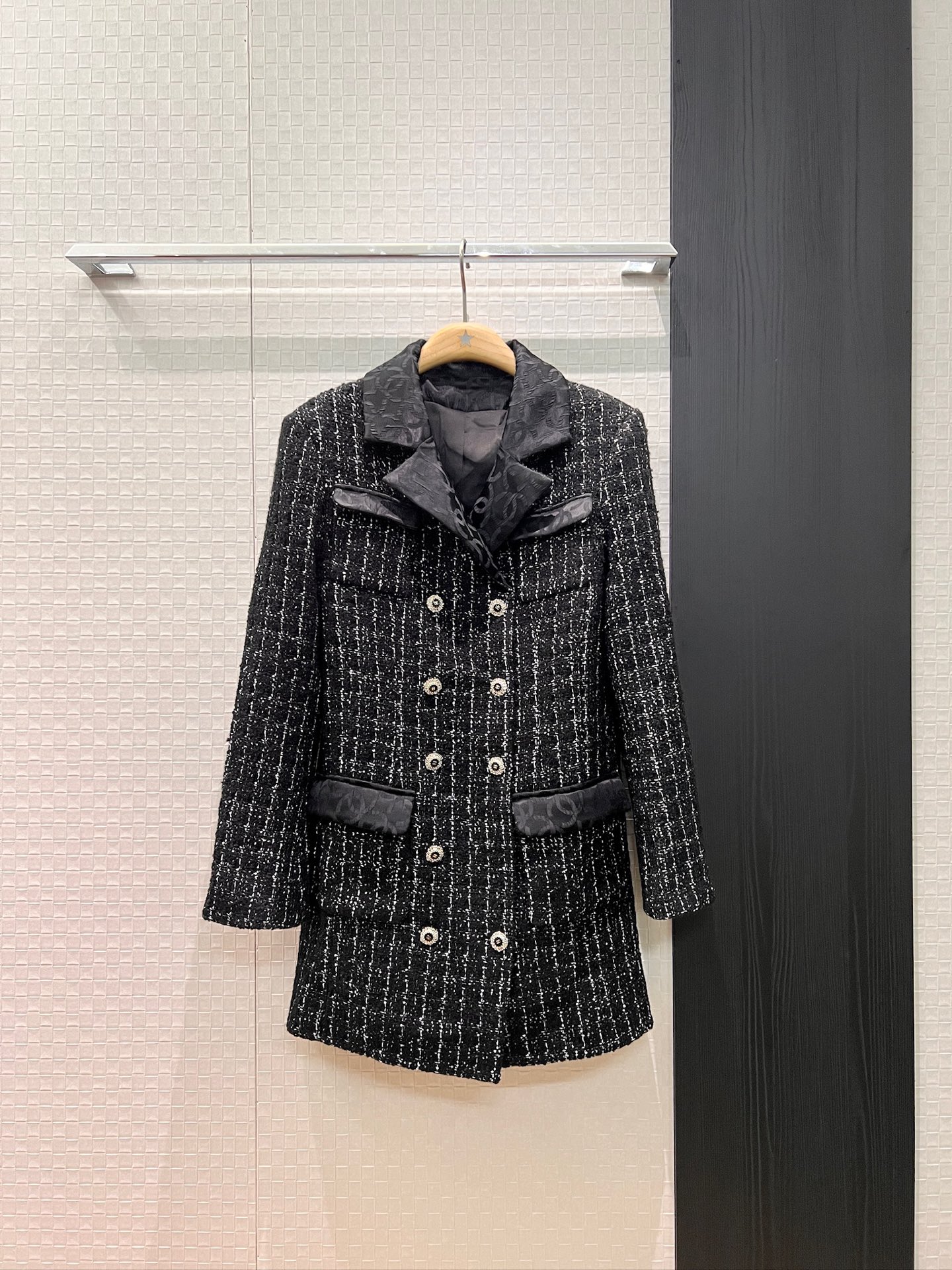 NO:605694,New coming show style Double C jacquard fabric spliced ​​with wool tweed Double breasted coat skirt mid-length open molded buttons Slim fit and elegant commuter SML, skirts, jackets & coats, alexander wang19860909新款来袭秀款 双C提花面料拼接羊毛粗花呢 双排扣外套裙中长款 开模扣子 修身显瘦 气质通勤SML,,skirts,jackets & coats,alexander wang,Women's clothing