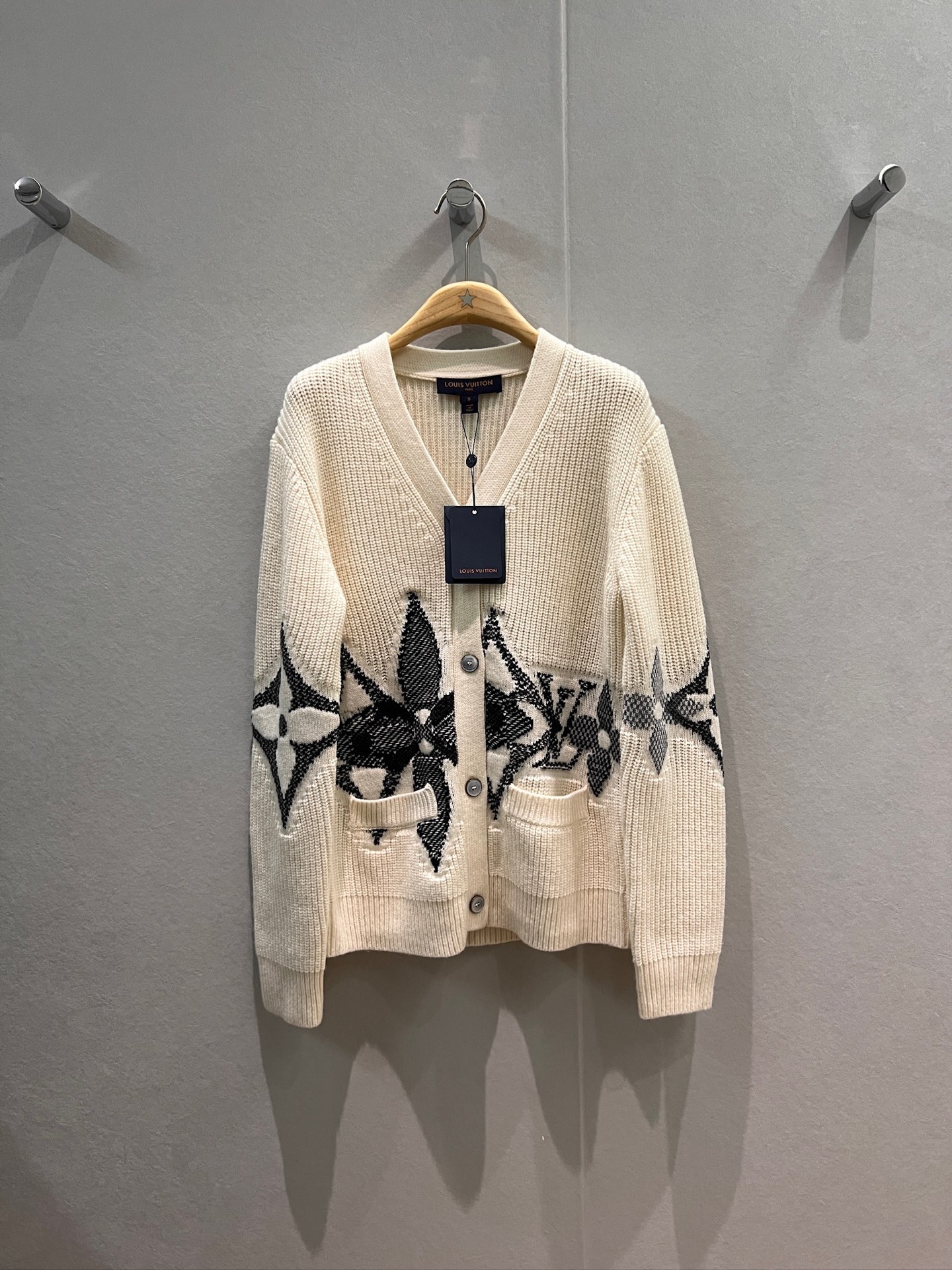 NO:605706,New color block embroidered large presbyopia logo letter V-neck wool cardigan jacket loose boyfriend style casual and versatile, lazy and age-reducing SML,,jackets & coats,alexander wang19860909新款拼色刺绣大老花logo字母 V领羊毛开衫外套宽松男朋友风 休闲百搭慵懒减龄 SML,,jackets & coats,alexander wang,Women's clothing