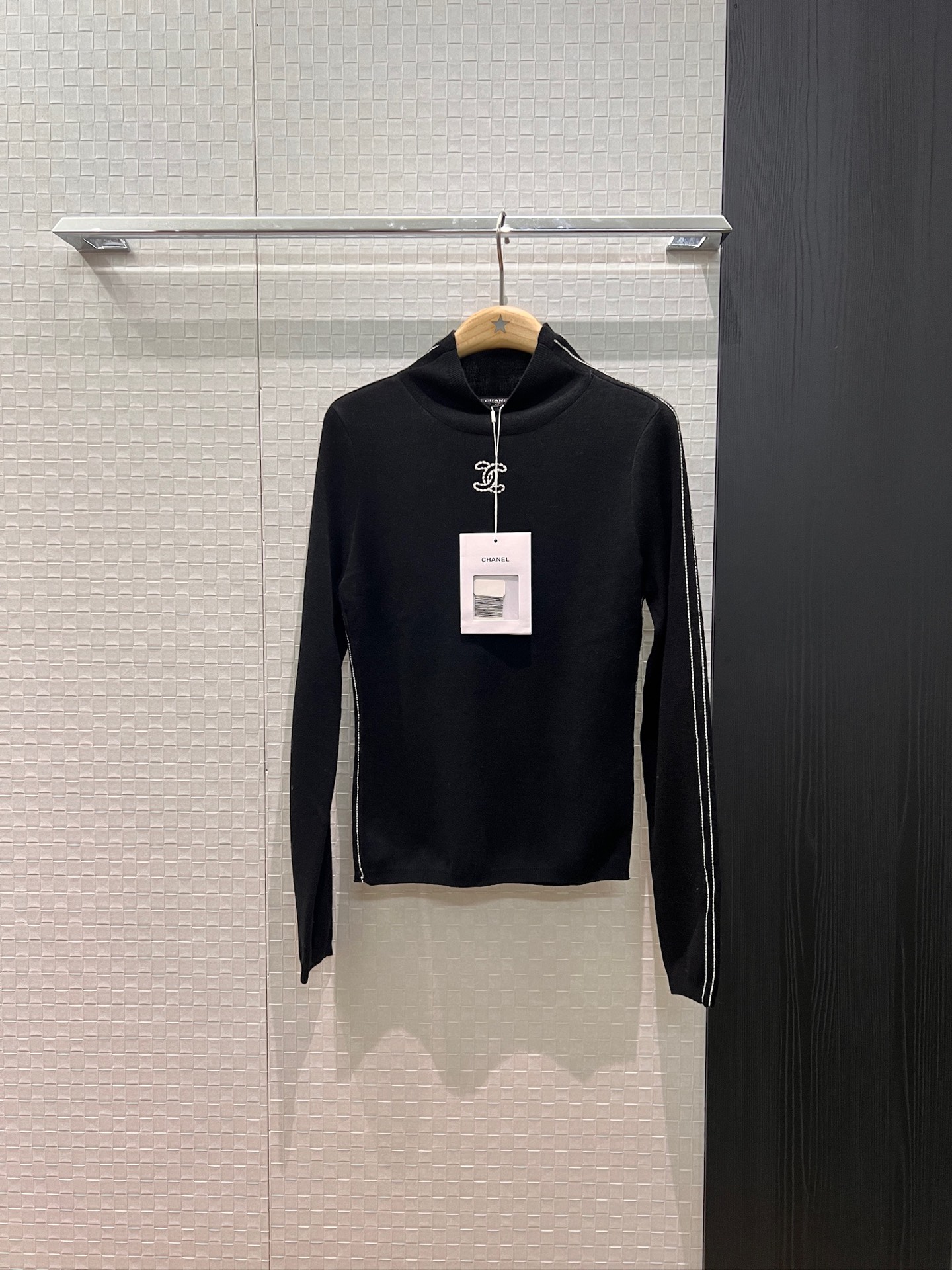 NO:605700,New 25N ski series, small turtleneck minimalist wool knit top, bottoming shirt with double C embroidered on the chest, striped sleeves, slim fit, age-reducing and versatile SML,,alexander wang19860909新款25N滑雪系列 小高领极简羊毛针织上衣 打底衫胸前刺绣双C 袖子条纹修身显瘦 减龄百搭 SML,,alexander wang,Women's clothing