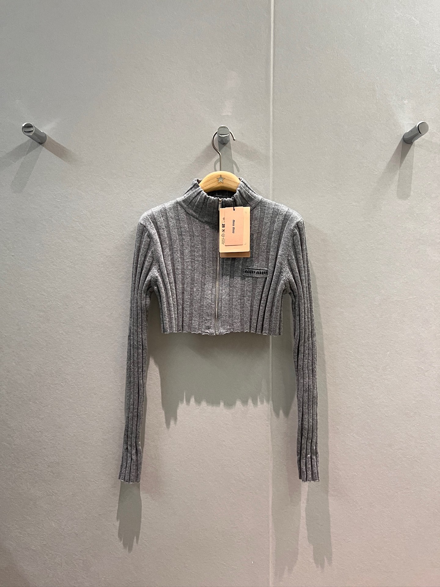 NO:605710,New style high-neck ultra-short knitted cardigan with pit strips and miu letter logo label decoration on the chest. miu style stacking. Must-have for age reduction. SML,,miumiu,alexander wang19860909新款坑条高领超短款针织开衫外搭胸前miu字母logo标签装饰 miu系叠搭 减龄必备SML,,miumiu,alexander wang,Women's clothing