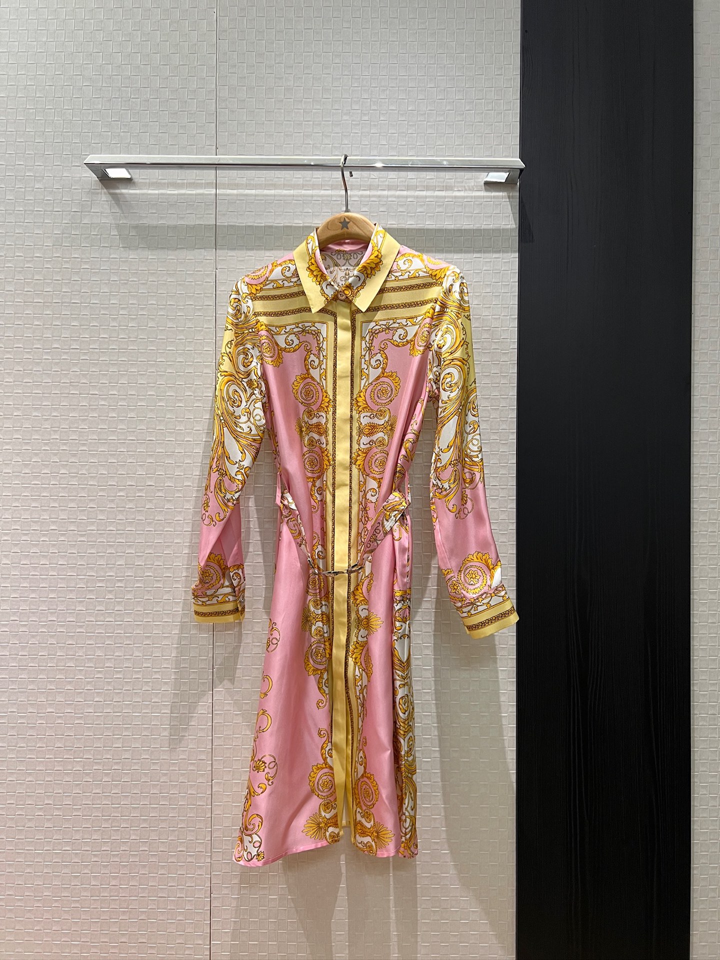 NO:605718,New 26 early spring vacation Versace positioning printed silk twill dress heavy silk with Medusa elastic belt decoration simple and fashionable slim fit with pockets on both sides sweet and age-reducing ladylike temperament pink blue S-XL,,versace,versace,skirts,real silk,alexander wang19860909新款26早春度假 Versace范思哲 定位印花真丝斜纹连衣裙 重磅真丝 搭配美杜莎松紧腰带装饰简约时髦 修身显瘦两侧有口袋 甜美减龄 名媛气质 粉色蓝色 S-XL,,versace,versace,skirts,real silk,alexander wang,Women's clothing