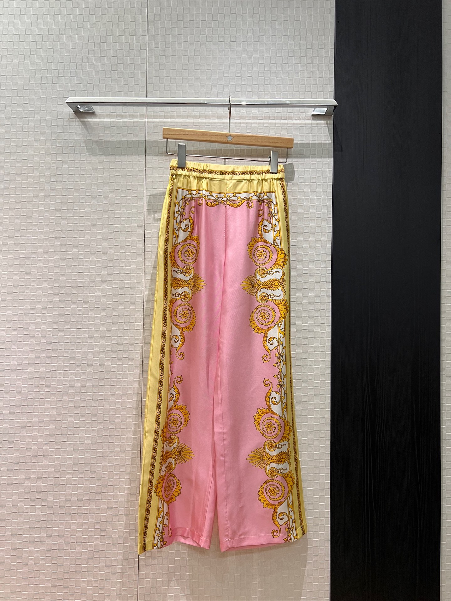 NO:605711,New 26 early spring vacation, positioning flower silk wide-leg pants with elastic waist, pockets on both sides, elegant and age-reducing, can be worn with a set of the same shirt, blue and pink S-XL,,real silk,alexander wang19860909新款26早春度假 定位花真丝阔腿裤松紧腰 两侧有口袋 气质减龄可搭同款衬衣一套 蓝色粉色 S-XL,,real silk,alexander wang,Women's clothing