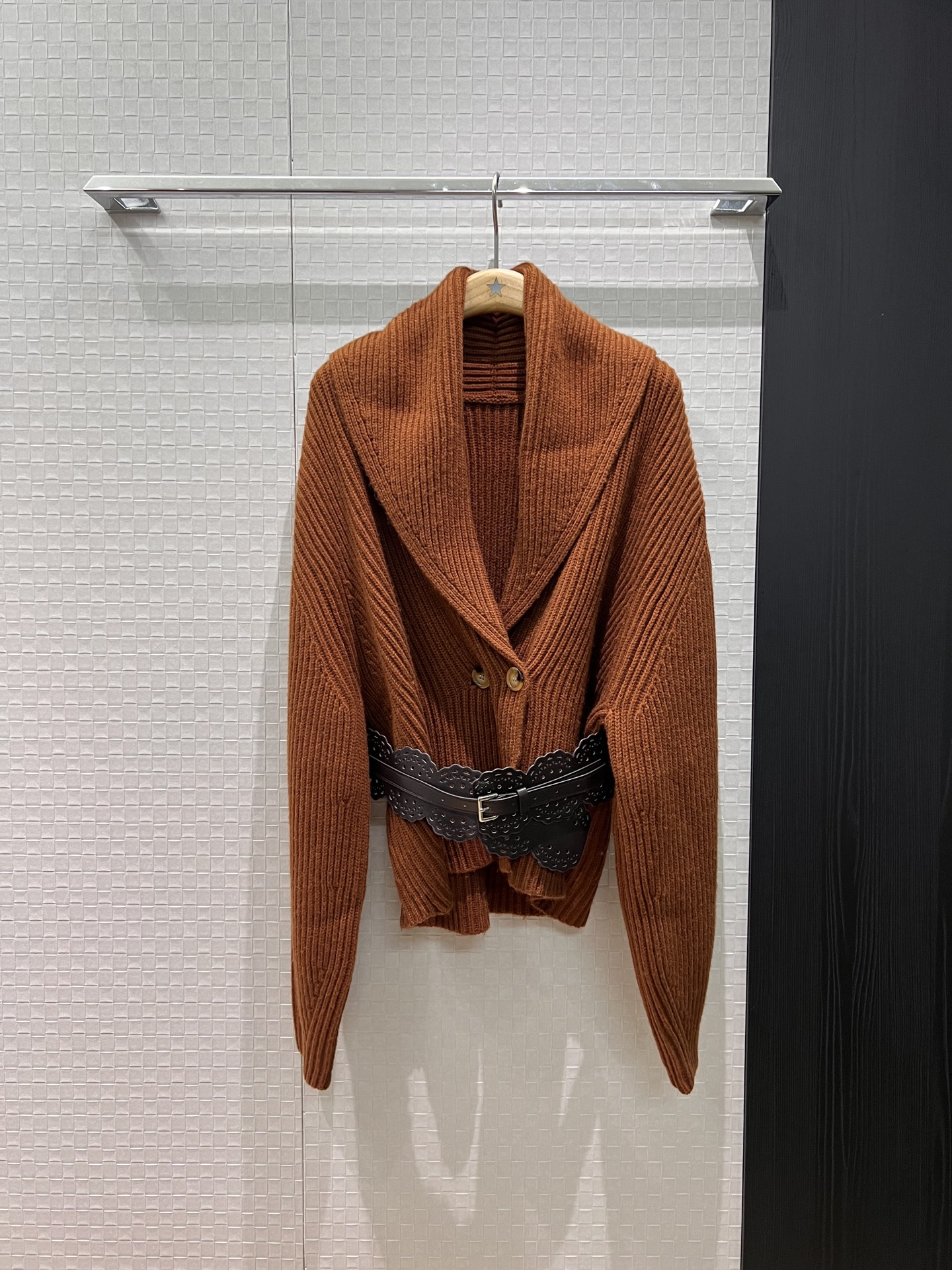NO:605715,New large lapel thick stick knitted sweater jacket with hollow lace large belt girdle decoration, waisted, lazy and casual, versatile temperament, pumpkin color and white SML,,jackets & coats,sweaters,alexander wang19860909新款大翻领粗棒针织毛衣外套配送镂空花边大腰带腰封装饰 收腰慵懒休闲 气质百搭 南瓜色白色 SML,,jackets & coats,sweaters,alexander wang,Women's clothing