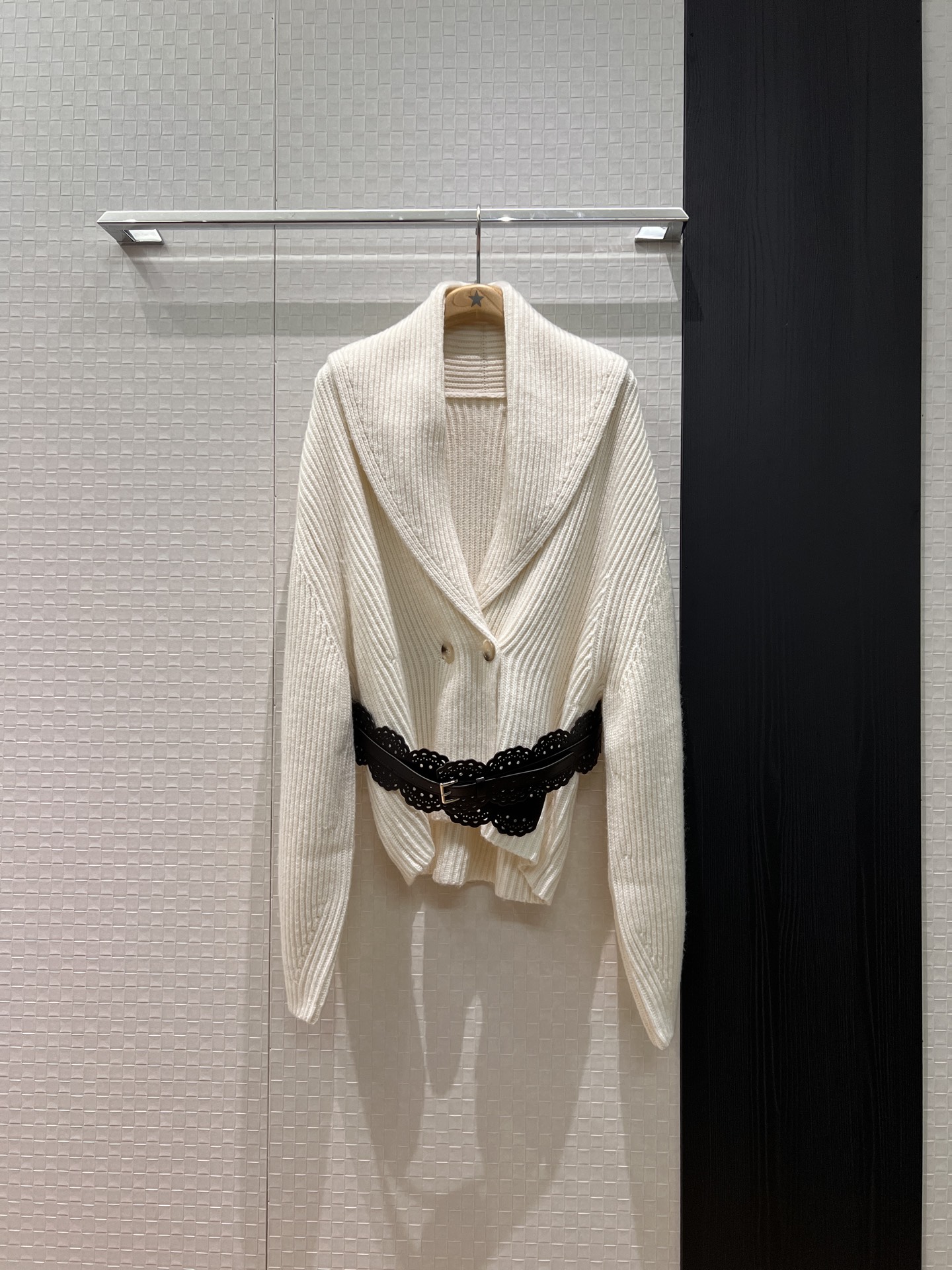 NO:605719,New large lapel thick stick knitted sweater jacket with hollow lace large belt girdle decoration, waisted, lazy and casual, versatile temperament, pumpkin color and white SML,,jackets & coats,sweaters,alexander wang19860909新款大翻领粗棒针织毛衣外套配送镂空花边大腰带腰封装饰 收腰慵懒休闲 气质百搭 南瓜色白色 SML,,jackets & coats,sweaters,alexander wang,Women's clothing