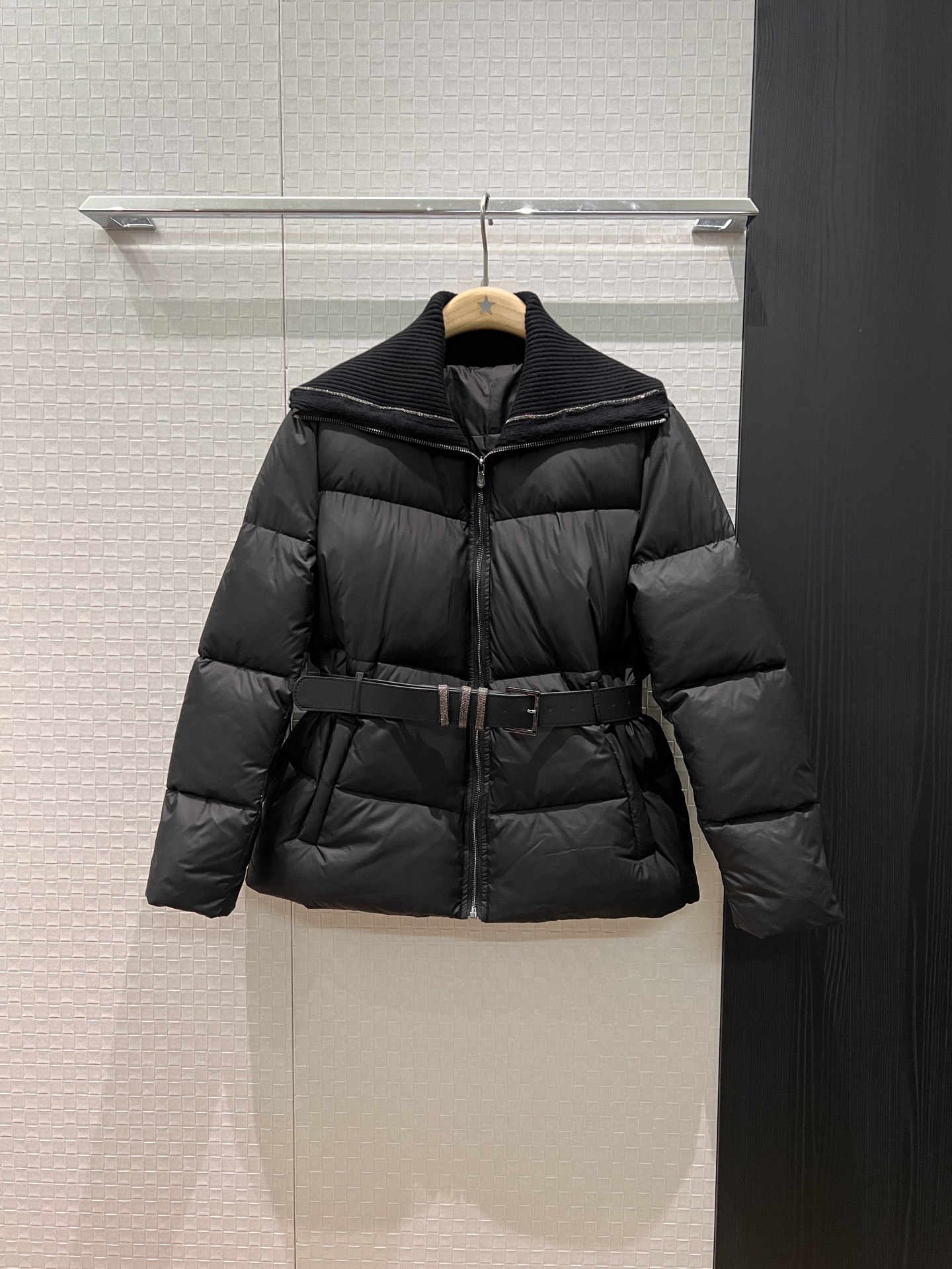 NO:606143,Comes with dust bag, new style BC bead chain decorated ribbed large lapel down jacket, delivery belt, slim waist, loose and casual, exquisite details, 90 down, 10 feathers, black and white, SML,,down jacket,alexander wang19860909配防尘袋新款BC珠链装饰罗纹大翻领羽绒服 配送腰带 收腰显瘦宽松休闲 细节精致90羽绒10羽毛 黑色白色 SML,,down jacket,alexander wang,Women's clothing