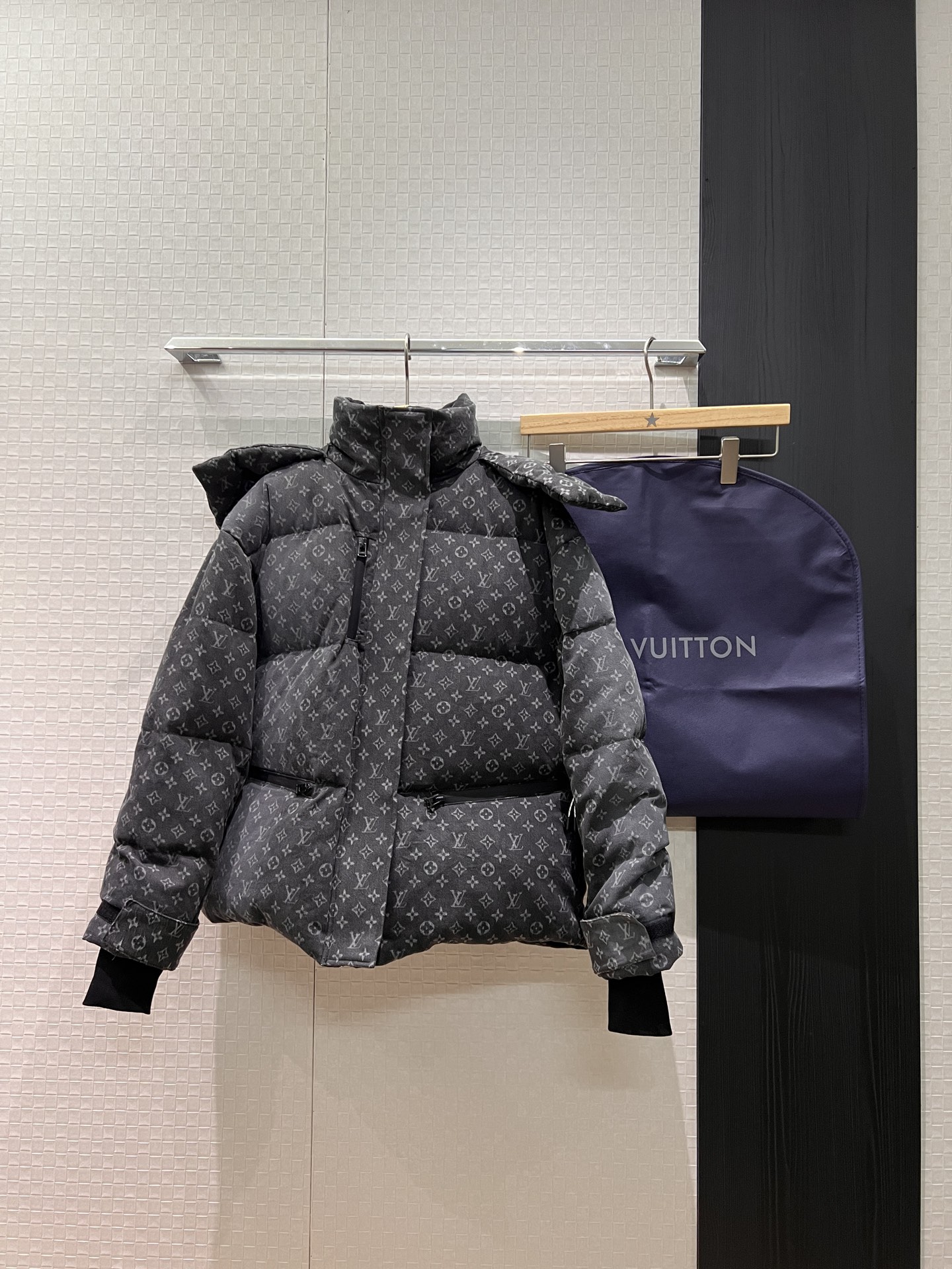 NO:606131,New ski series with dust bag, hooded high-collar presbyopic denim down jacket, detachable hood, built-in windproof waistband, jacket with gradient washed presbyopia, molded hardware accessories, cuff ribbing, sweet and cool for age reduction, 90 down and 10 feathers with dust bag, blue and black S-XL,,jackets & coats,down jacket,hats,alexander wang19860909配防尘袋新款滑雪系列 连帽高领老花牛仔羽绒服 帽子可拆 内置防风收腰 夹克面包服渐变洗水老花 开模五金配件 袖口罗纹 甜酷减龄 90羽绒10羽毛配防尘袋 蓝色黑色 S-XL,,jackets & coats,down jacket,hats,alexander wang,Women's clothing