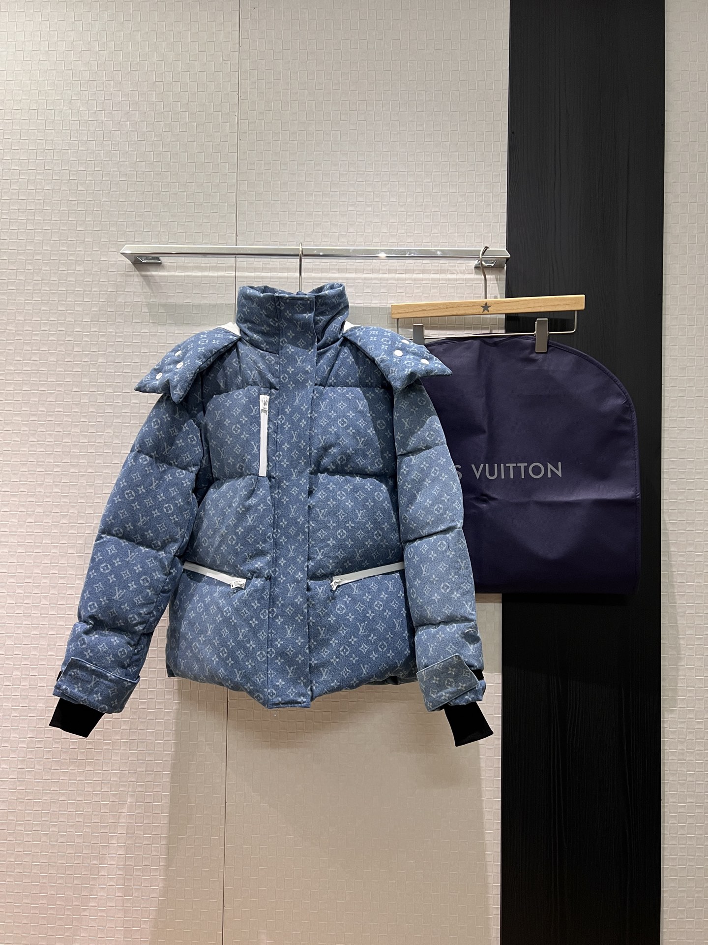 NO:606137,New ski series with dust bag, hooded high-collar presbyopic denim down jacket, detachable hood, built-in windproof waistband, jacket with gradient washed presbyopia, molded hardware accessories, cuff ribbing, sweet and cool for age reduction, 90 down and 10 feathers with dust bag, blue and black S-XL,,jackets & coats,down jacket,hats,alexander wang19860909配防尘袋新款滑雪系列 连帽高领老花牛仔羽绒服 帽子可拆 内置防风收腰 夹克面包服渐变洗水老花 开模五金配件 袖口罗纹 甜酷减龄 90羽绒10羽毛配防尘袋 蓝色黑色 S-XL,,jackets & coats,down jacket,hats,alexander wang,Women's clothing