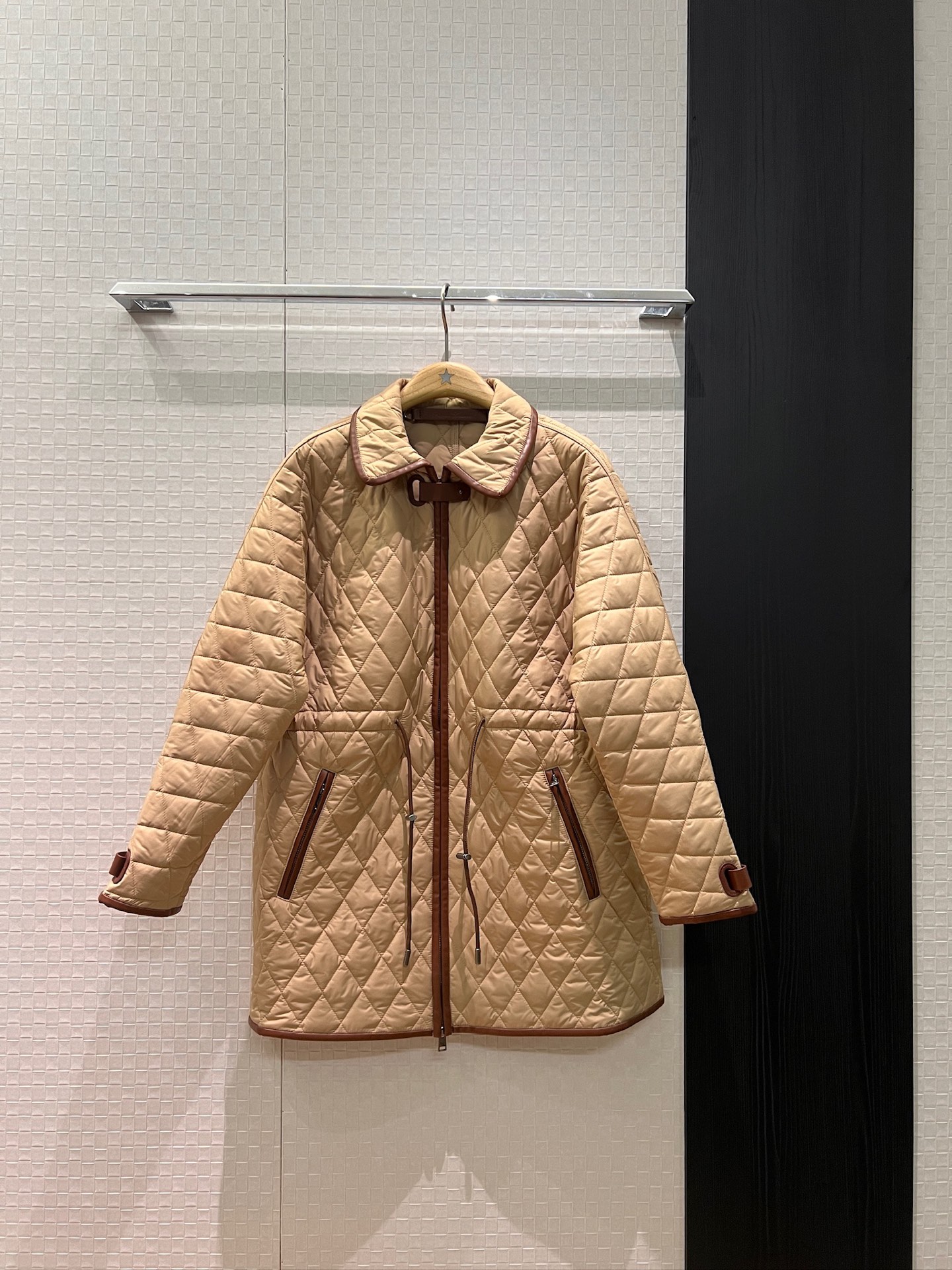 NO:606129,New arrival RL leather hemmed quilted quilted quilted cotton jacket mid-length drawstring waist design casual and loose light and versatile hardware molding SML,,jackets & coats,alexander wang19860909新款来袭RL皮革包边缝绗菱格纹棉服外套中长款 抽绳收腰设计休闲宽松 轻薄百搭 五金开模 SML,,jackets & coats,alexander wang,Women's clothing