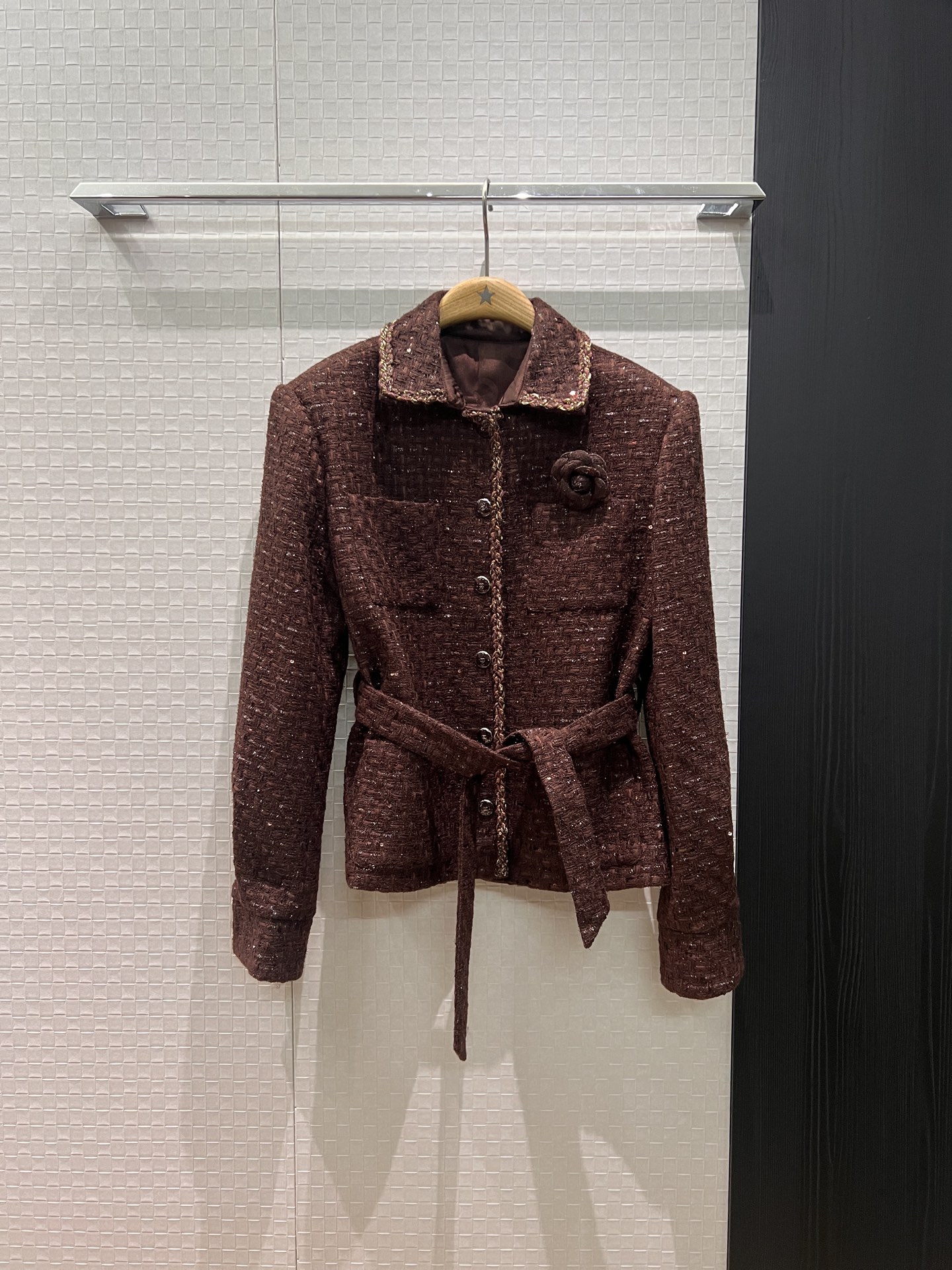 NO:606153,New three-dimensional camellia brooch decoration, lapel tweed belted jacket, wool blend, double C lining, temperament for commuting, can be matched with the same skirt, SML, skirts, jackets & coats, brooch, breastpin, alexander wang19860909新款立体山茶花胸针装饰 翻领粗花呢系腰带外套羊毛混纺 双C内衬气质通勤 可搭同款半裙 SML,,skirts,jackets & coats,brooch，breastpin,alexander wang,Women's clothing