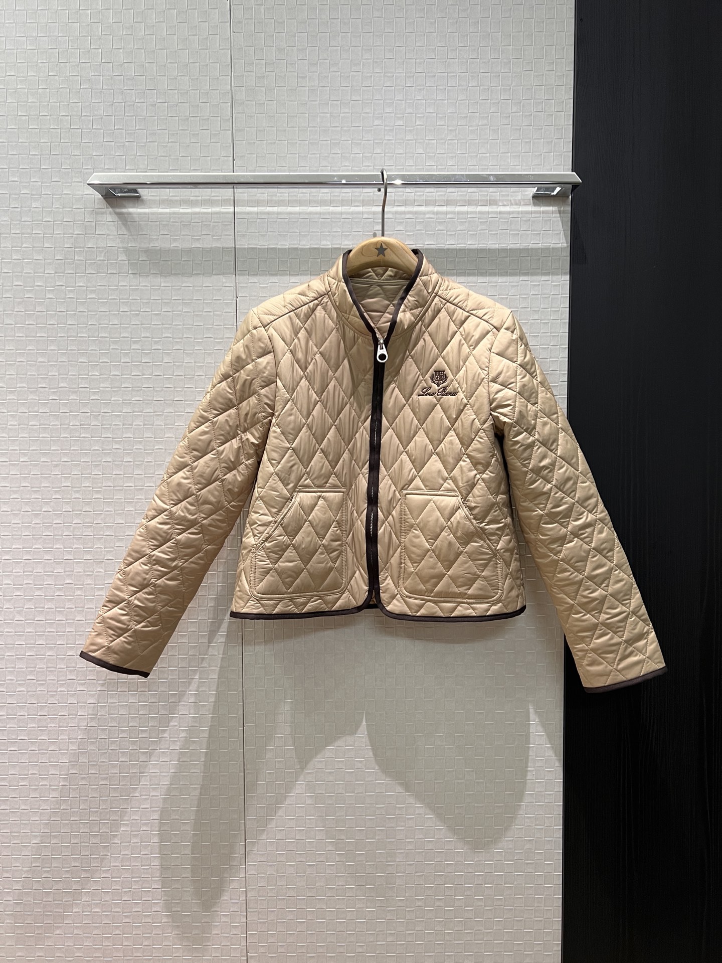 NO:606147,New arrival LP rhombus quilted quilted stand collar jacket, cotton coat, embroidered logo badge on the chest, loose and casual, handsome and versatile, sweet and cool, age-reducing, casual street style, white khaki SML,,loro piana,jackets & coats,alexander wang19860909新款来袭LP菱格绗缝夹棉立领外套 棉服 胸前刺绣logo徽章装饰宽松休闲 帅气百搭 甜酷减龄 休闲街拍 白色卡其 SML,,loro piana,jackets & coats,alexander wang,Women's clothing