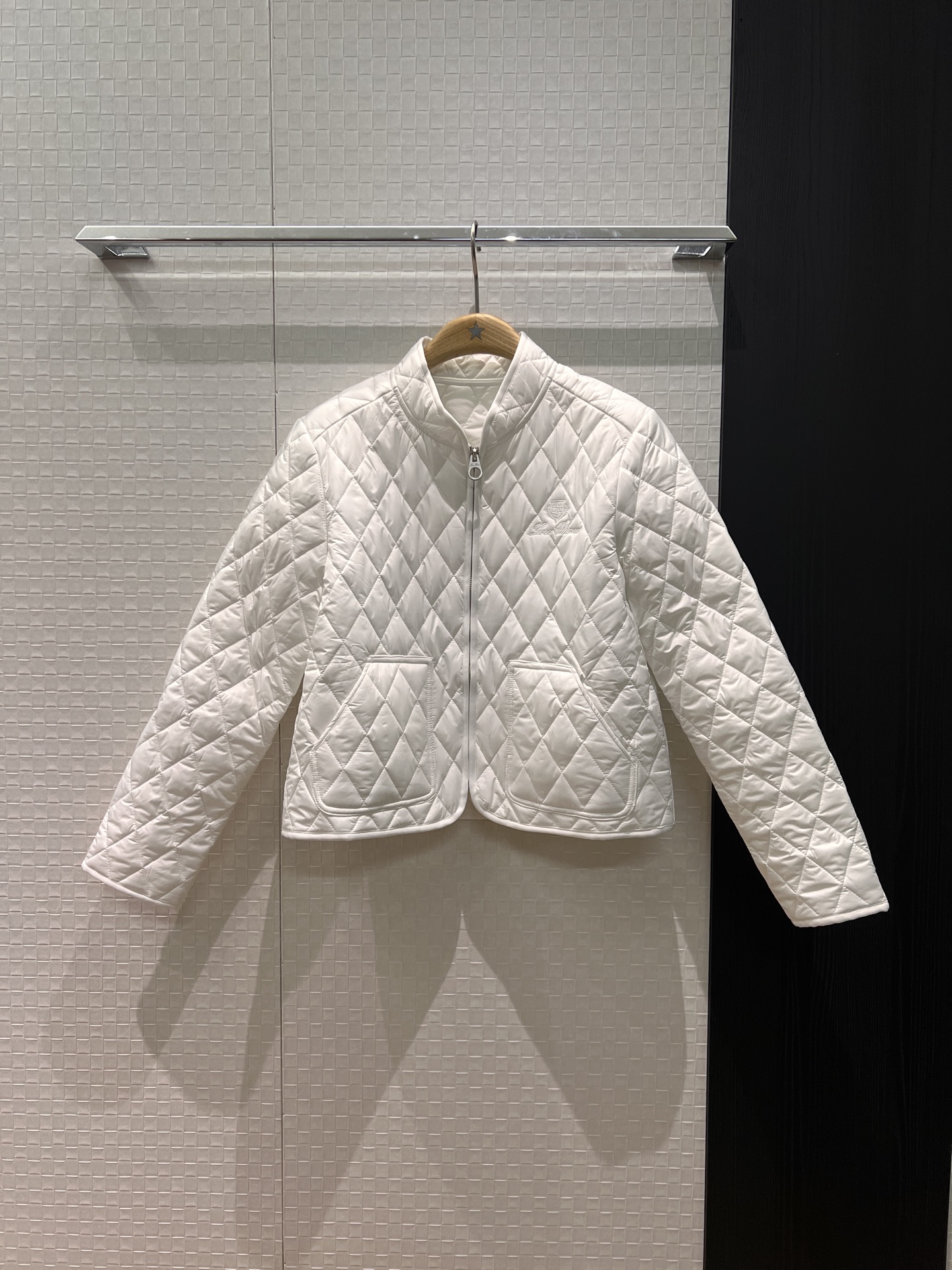 NO:606149,New arrival LP rhombus quilted quilted stand collar jacket, cotton coat, embroidered logo badge on the chest, loose and casual, handsome and versatile, sweet and cool, age-reducing, casual street style, white khaki SML,,loro piana,jackets & coats,alexander wang19860909新款来袭LP菱格绗缝夹棉立领外套 棉服 胸前刺绣logo徽章装饰宽松休闲 帅气百搭 甜酷减龄 休闲街拍 白色卡其 SML,,loro piana,jackets & coats,alexander wang,Women's clothing