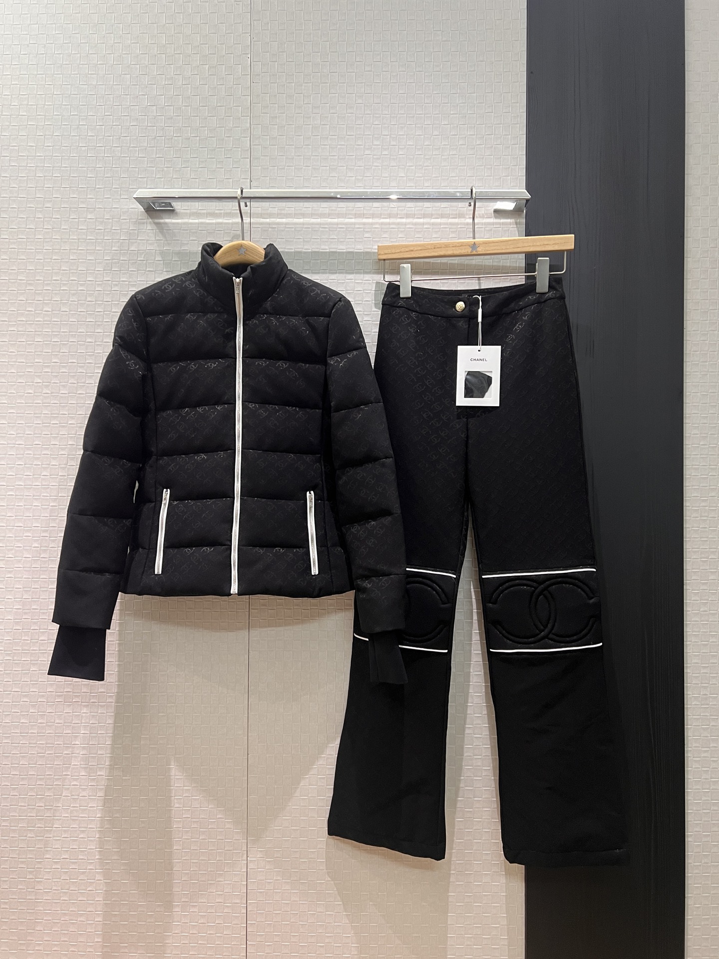 NO:606161,New ski series with dust bag Double C hot stamping printed stand collar down jacket with camellia lining Windproof cuffs Slim fit 90 down 10 feathers Can be worn with the same style of down pants SML,,jackets & coats,jackets & coats,down jacket,alexander wang19860909配防尘袋新款滑雪系列 双C烫金印花立领羽绒夹克外套山茶花内衬 防风袖口 修身显瘦90羽绒10羽毛 可搭同款羽绒裤 SML,,jackets & coats,jackets & coats,down jacket,alexander wang,Women's clothing