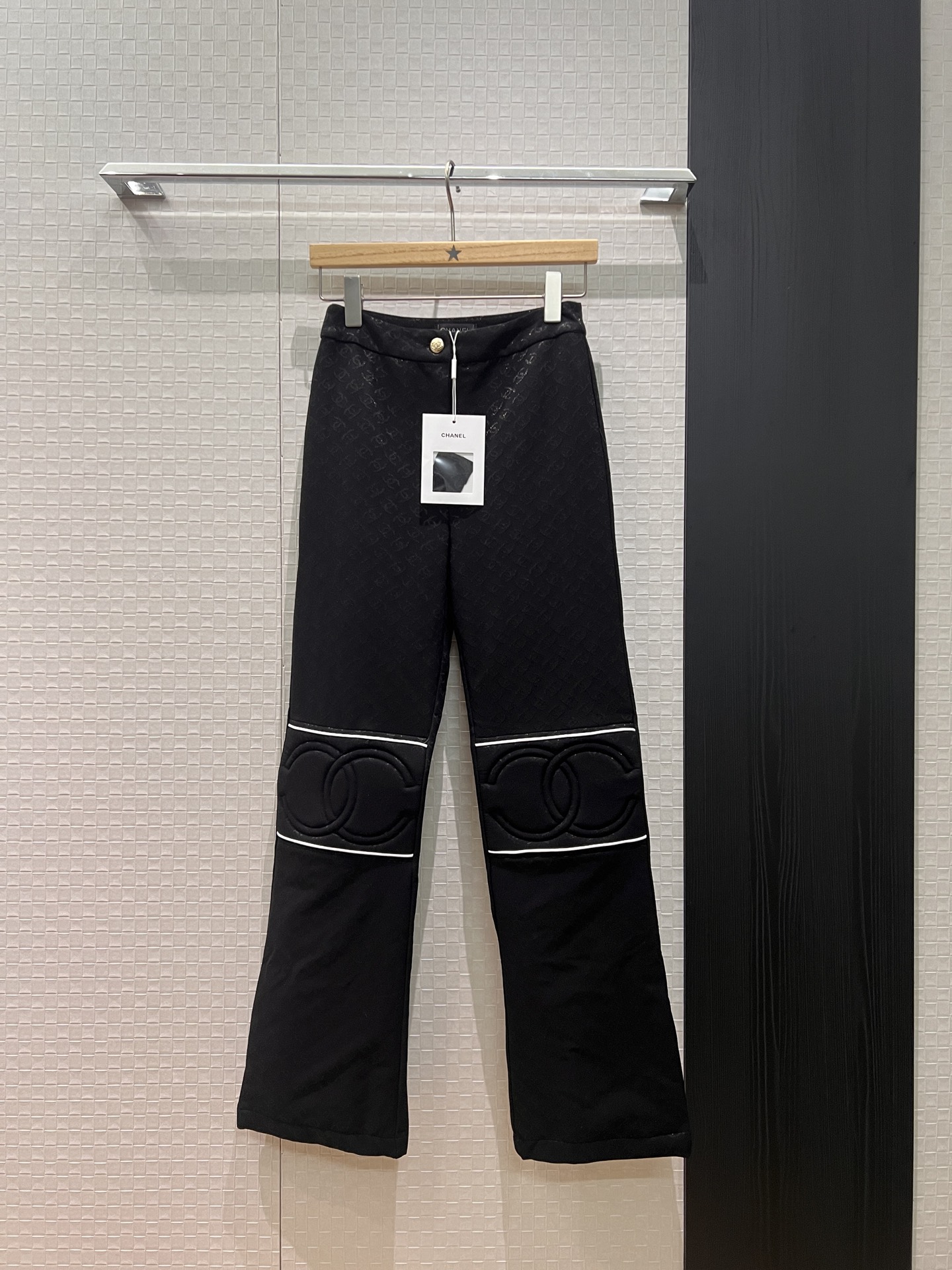 NO:606163,New ski series Double C bronzing printed down pants Straight casual pants camellia lining Knee embroidered Double C padding Slim fit 90 down 10 feathers Can be worn with the same style down jacket SML,,jackets & coats,down jacket,alexander wang19860909新款滑雪系列 双C烫金印花羽绒裤 直筒休闲裤山茶花内衬 膝盖刺绣双C垫棉 修身显瘦90羽绒10羽毛 可搭同款羽绒外套 SML,,jackets & coats,down jacket,alexander wang,Women's clothing